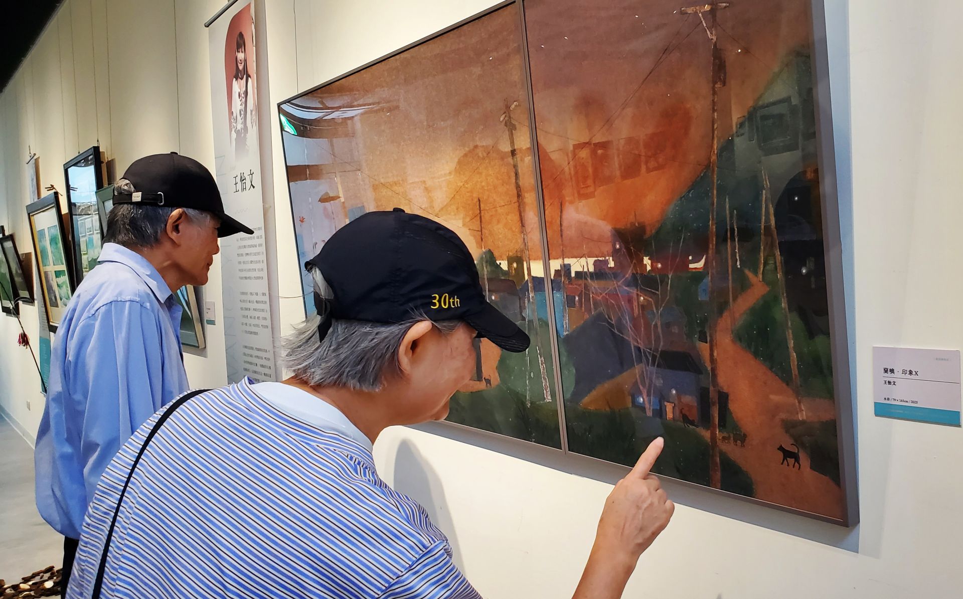 王怡文畫作以蘭嶼為題材，藉由色彩、幾何構圖傳達主觀情感。（記者黃朝琴攝）