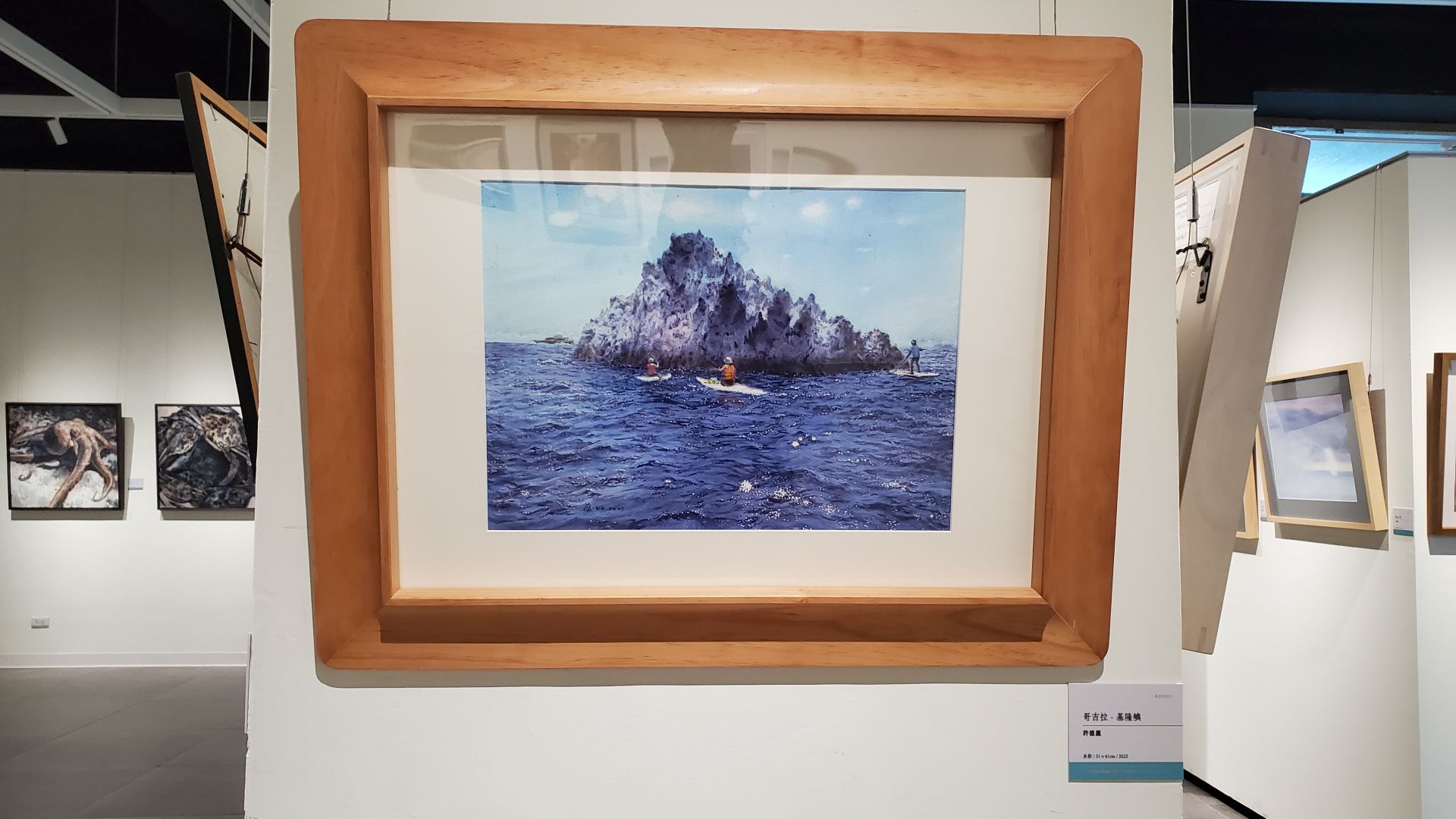 畫作邀請觀眾凝視島嶼之美，也感受潮汐呼吸。（記者黃朝琴攝）