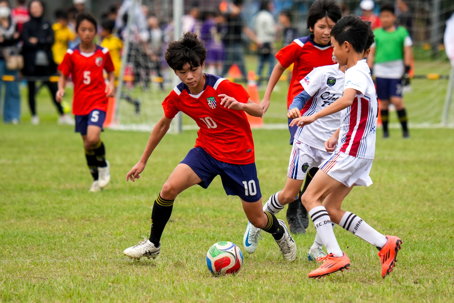 B.F.C U12教練點名10號黃士恩（紅）是球隊主要得分手，態度投入、求勝心強。（臺灣山葉機車提供）