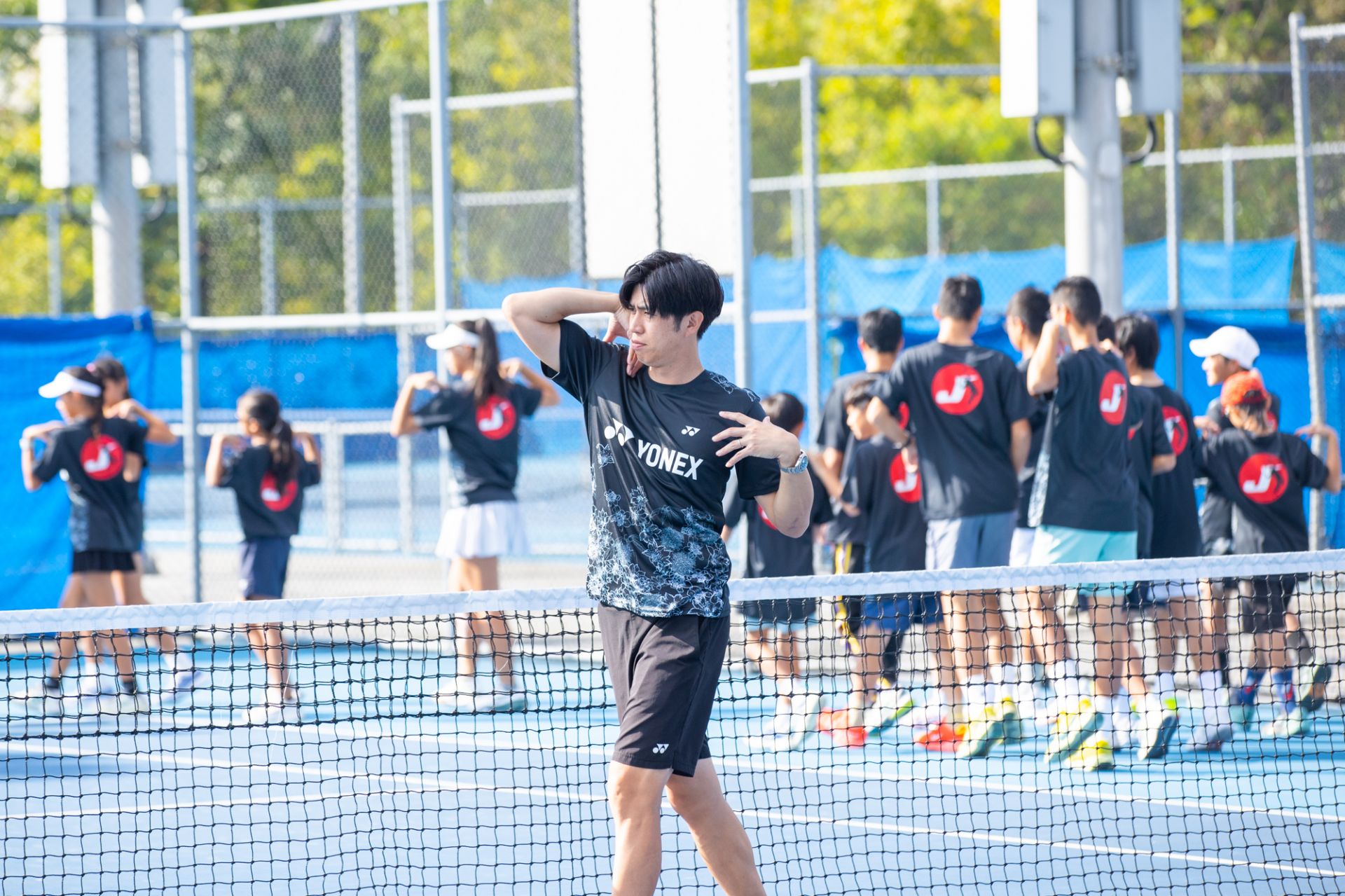 日籍體能教練勝俣辰伴示範暖身動作。（海碩整合行銷提供）