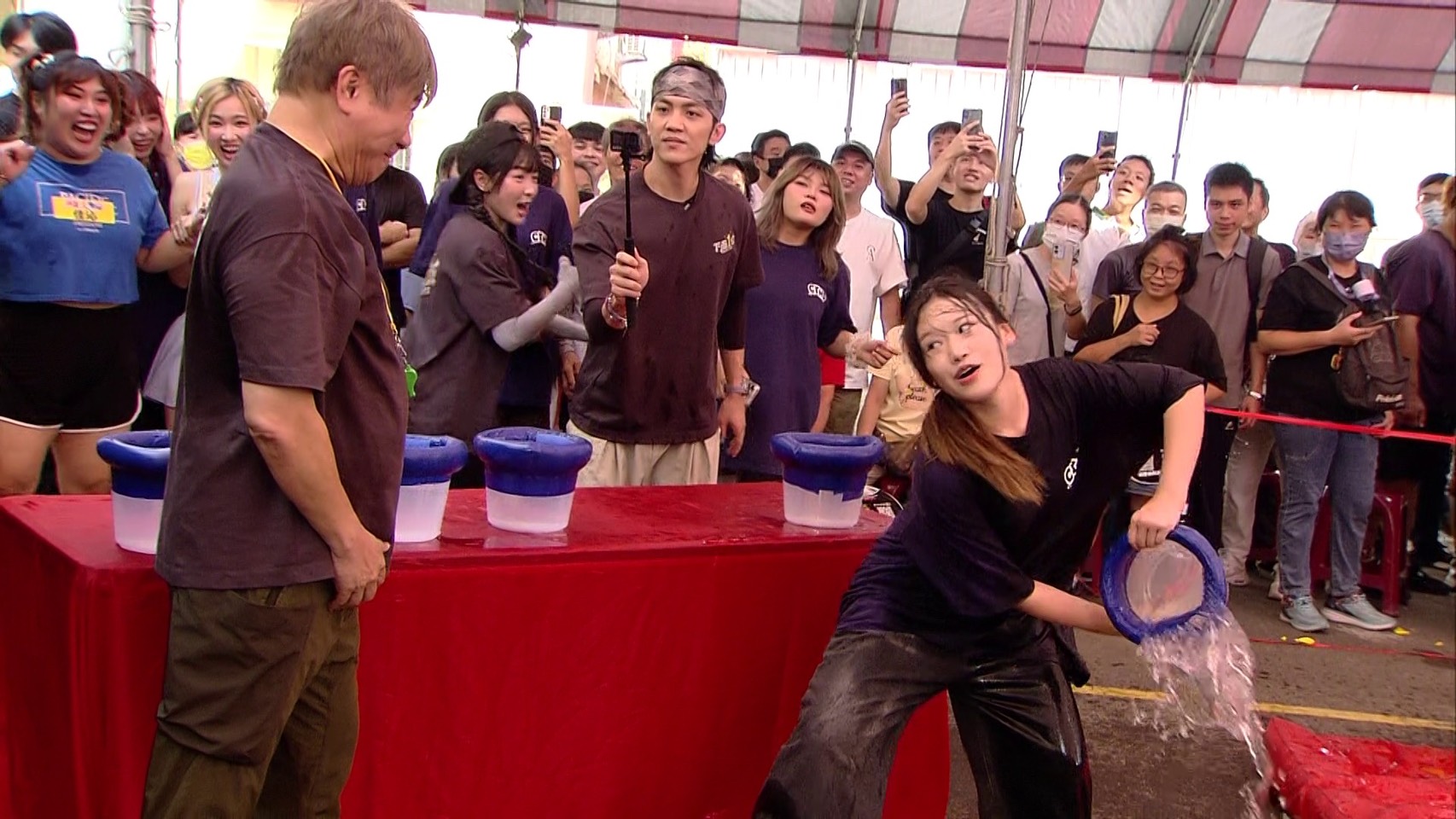 胡瓜（左）未能過關，只好接受潑水處罰。（民視提供）