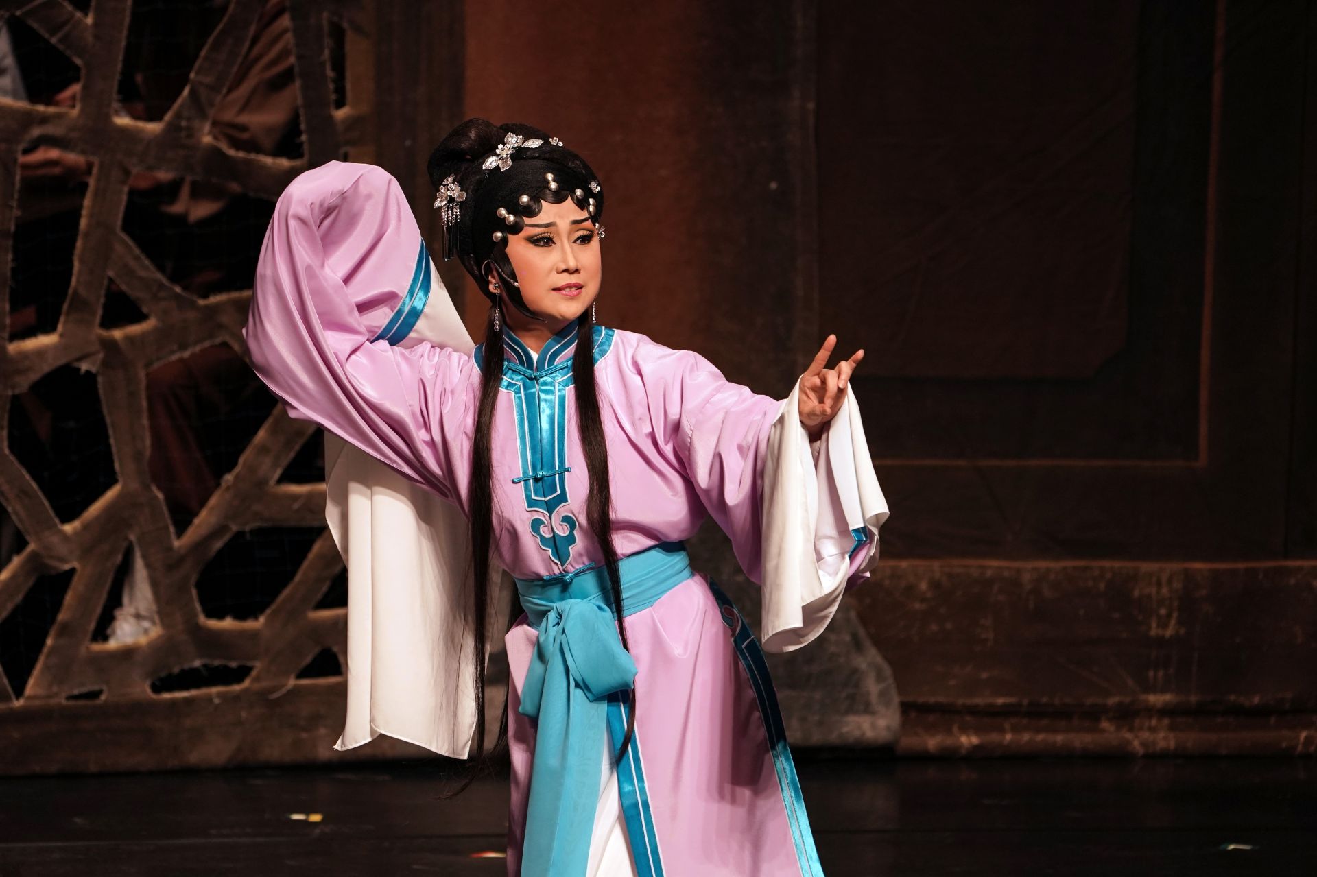 張孟逸跨行當飾演老旦孫瑞娘，唱腔渾厚、身段細膩，從少婦至老婦的轉換自然流暢，情感層次細膩動人。（薪傳歌仔戲劇團提供）