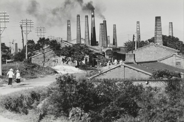 黃伯驥1967年拍攝紀錄1920至70年代間，鶯歌磚窯廠林立的風景，鄉村景致與現代工業感衝突並立，表現濃煙、磚牆、柴堆與戴斗笠的窯工人們等細節。（攝影中心提供）
