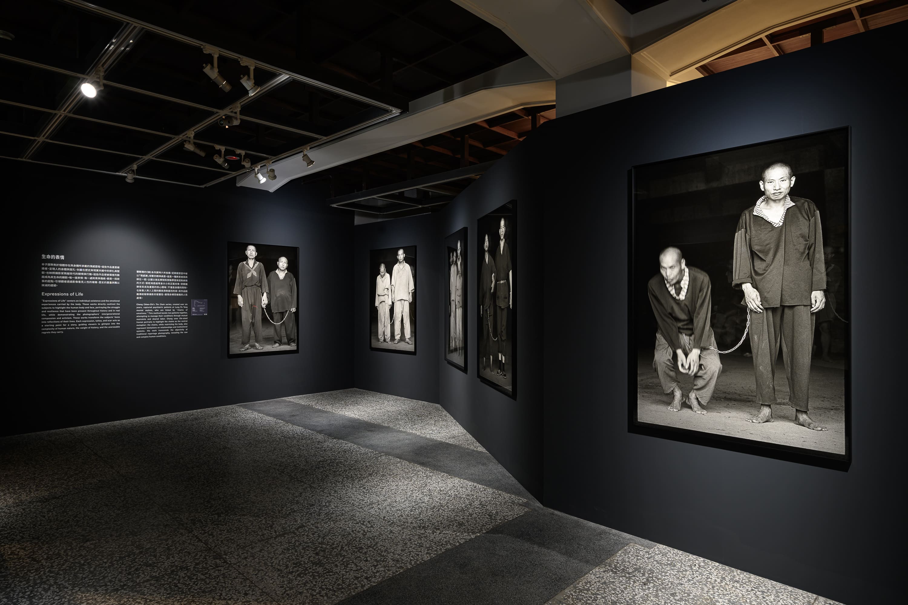 張乾琦《鍊》系列紀錄龍發堂中被以「情感鍊」相繫的精神病患。（攝影中心提供）