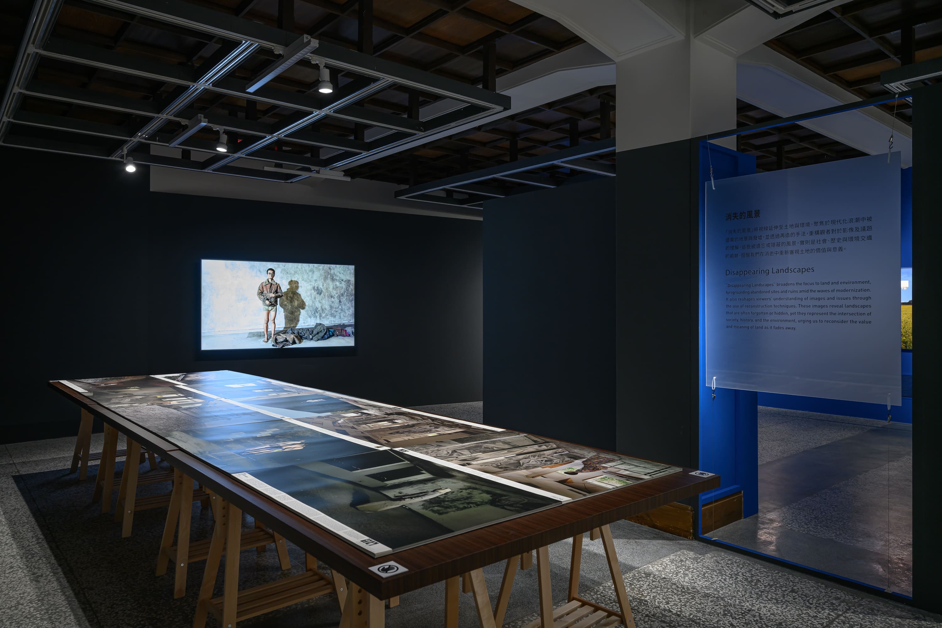 高俊宏《廢墟影像晶體計畫》結合現場踏查與檔案挖掘，透過影像的重繪與重演，喚醒因經濟自由化而被拋棄的空間。（攝影中心提供）