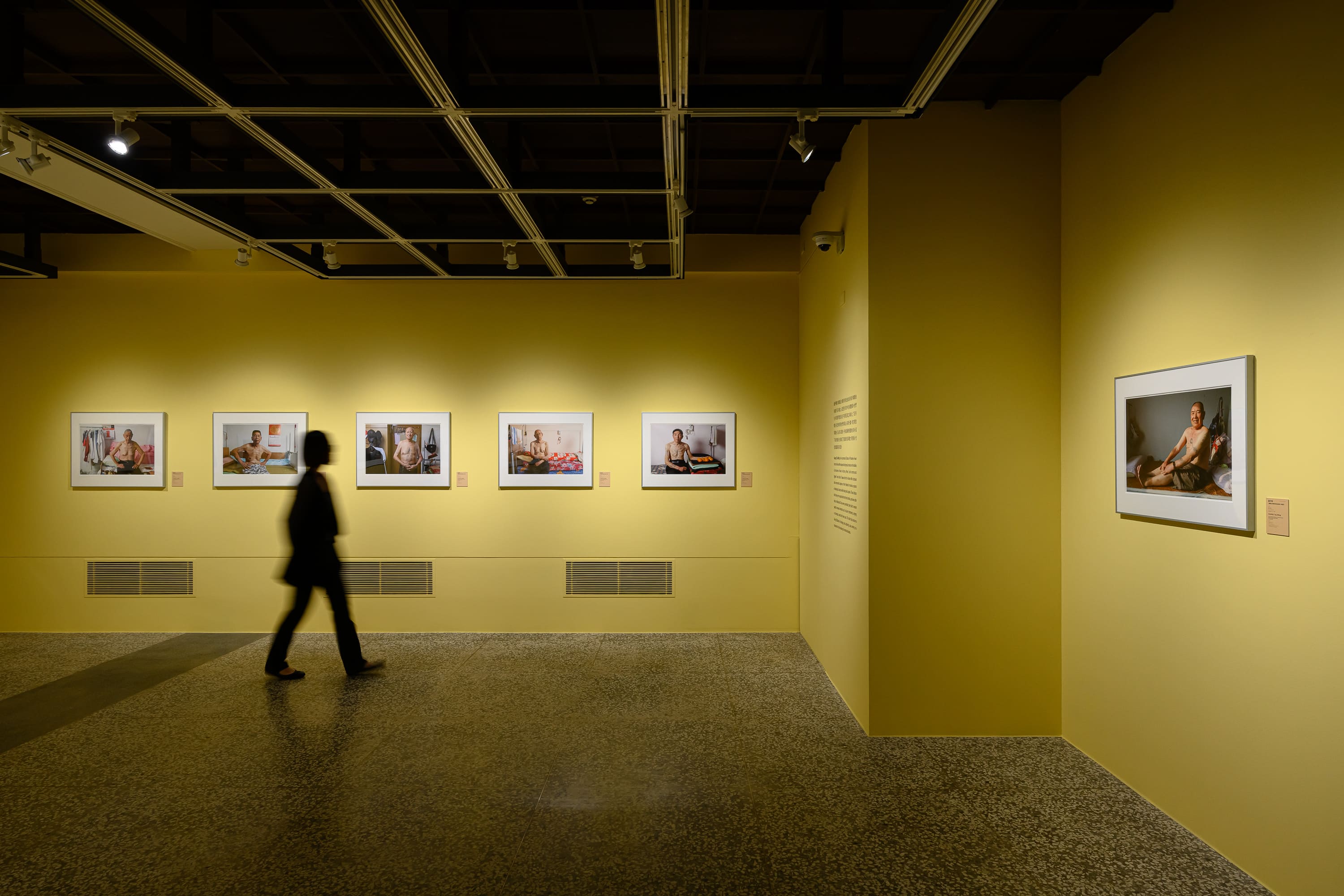 黃子明《韓戰反共戰俘的政治紋身》系列，揭示韓戰後來臺的「反共義士」，在戰俘營因不同原因或立場刺上反共標語。（攝影中心提供）