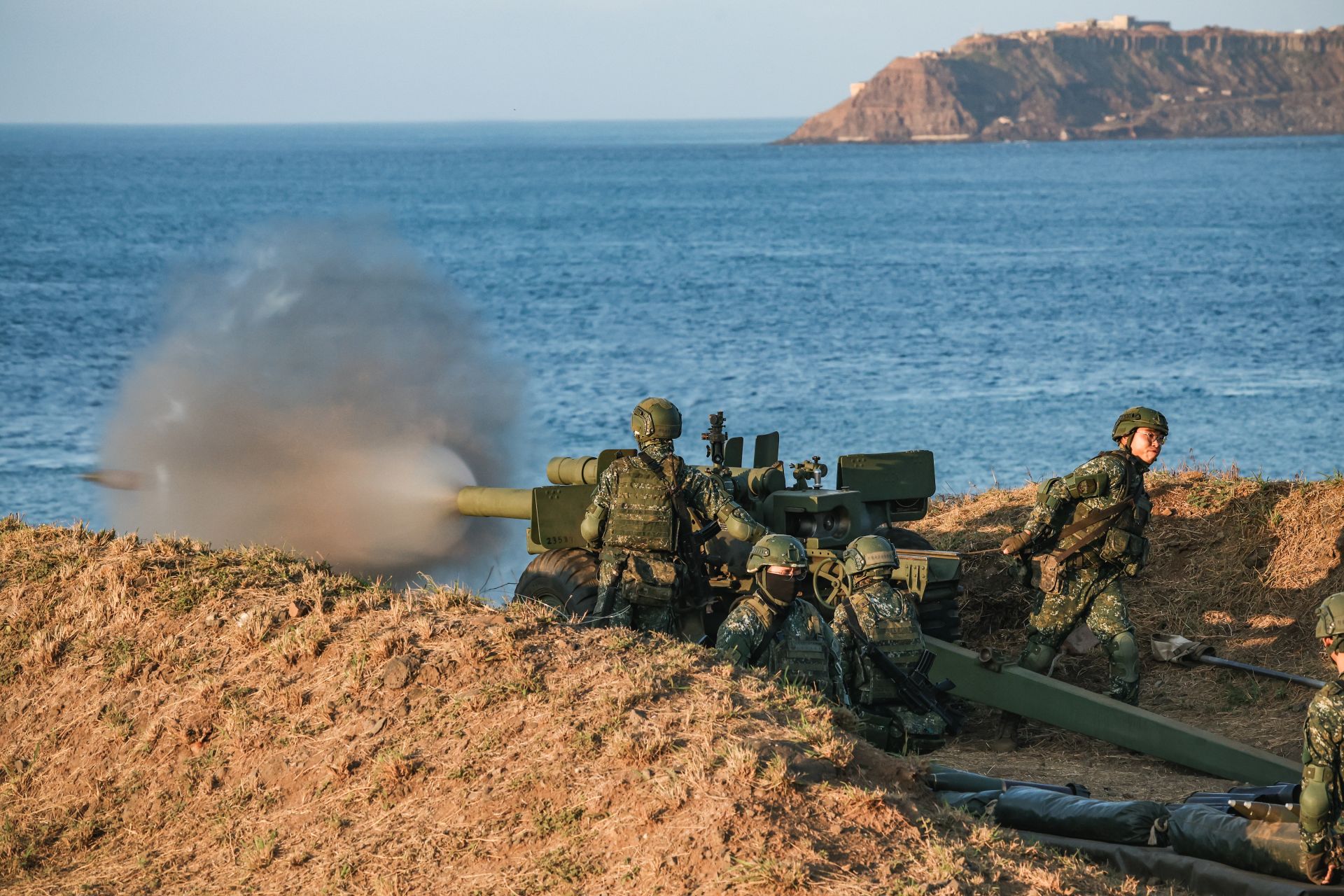    官兵進行直接瞄準射擊，以目視迅速調整諸元，展現高度專業職能。（記者陳彥陵攝）