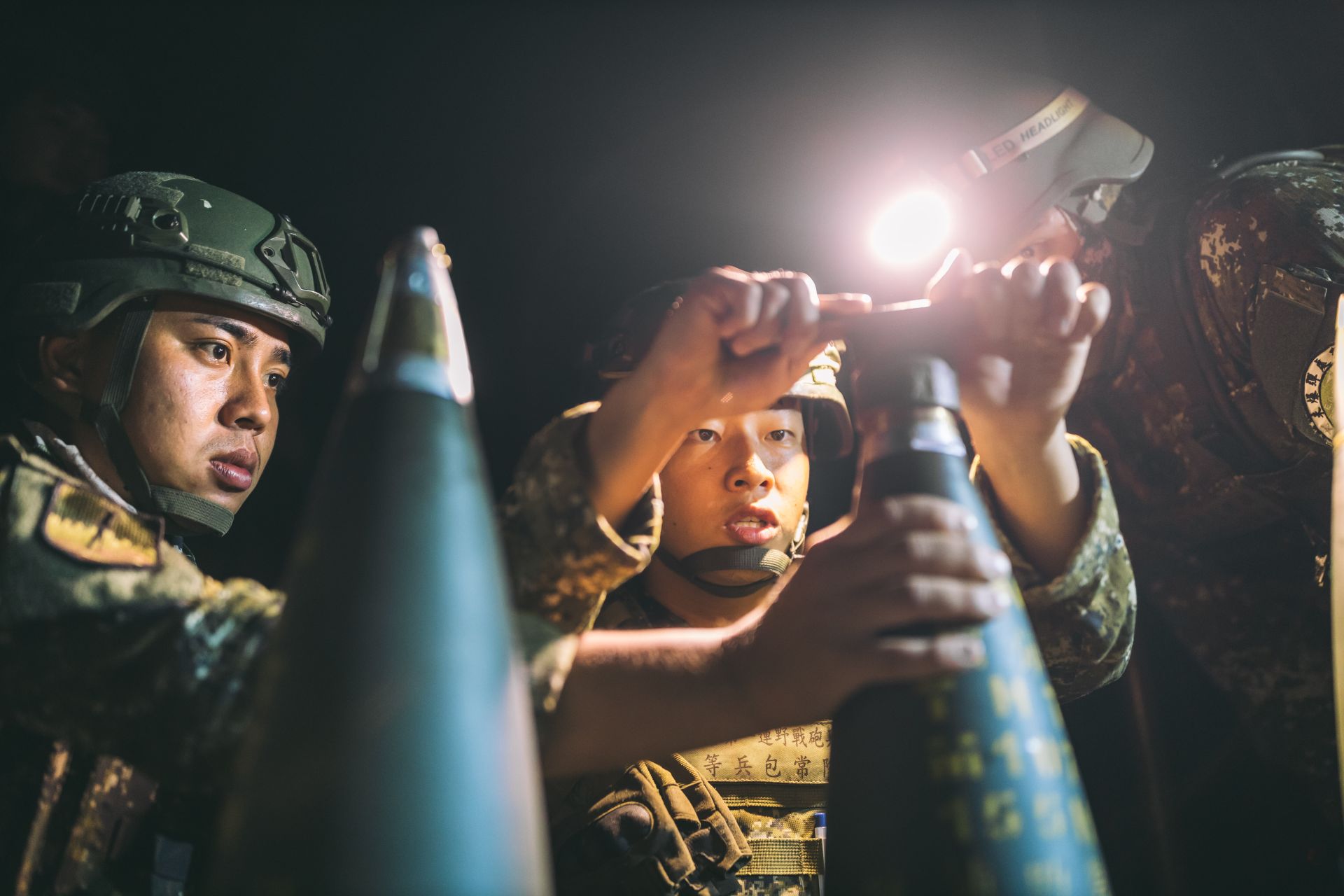    官兵於射擊前進行彈藥檢整，確保射擊過程安全無虞。（記者陳彥陵攝）