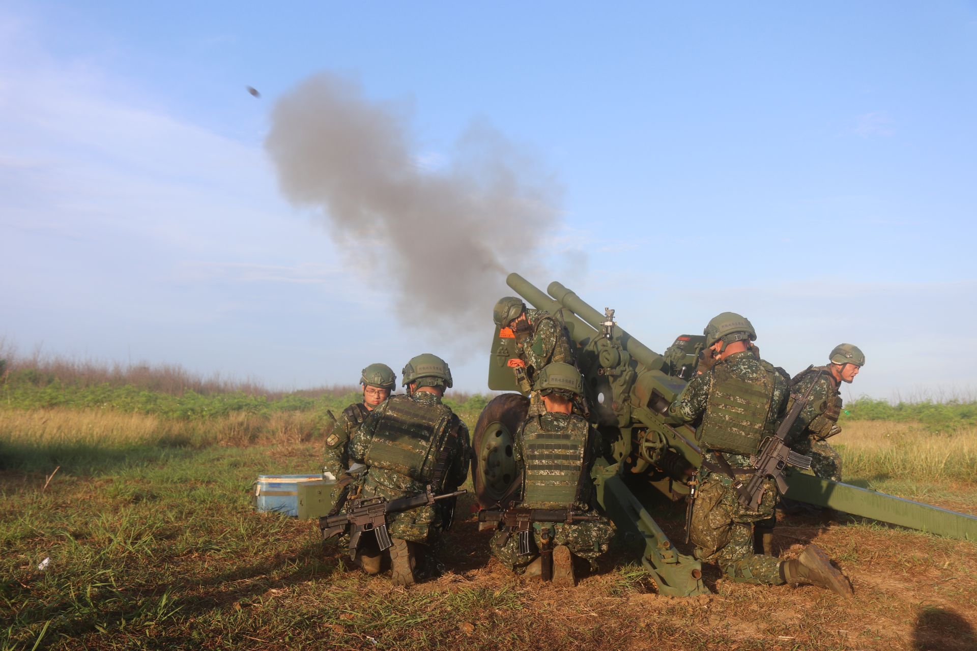   官兵依計畫實施105榴彈砲射擊重要目標，執行火力應援任務，確保澎湖地區安全。（單位提供）