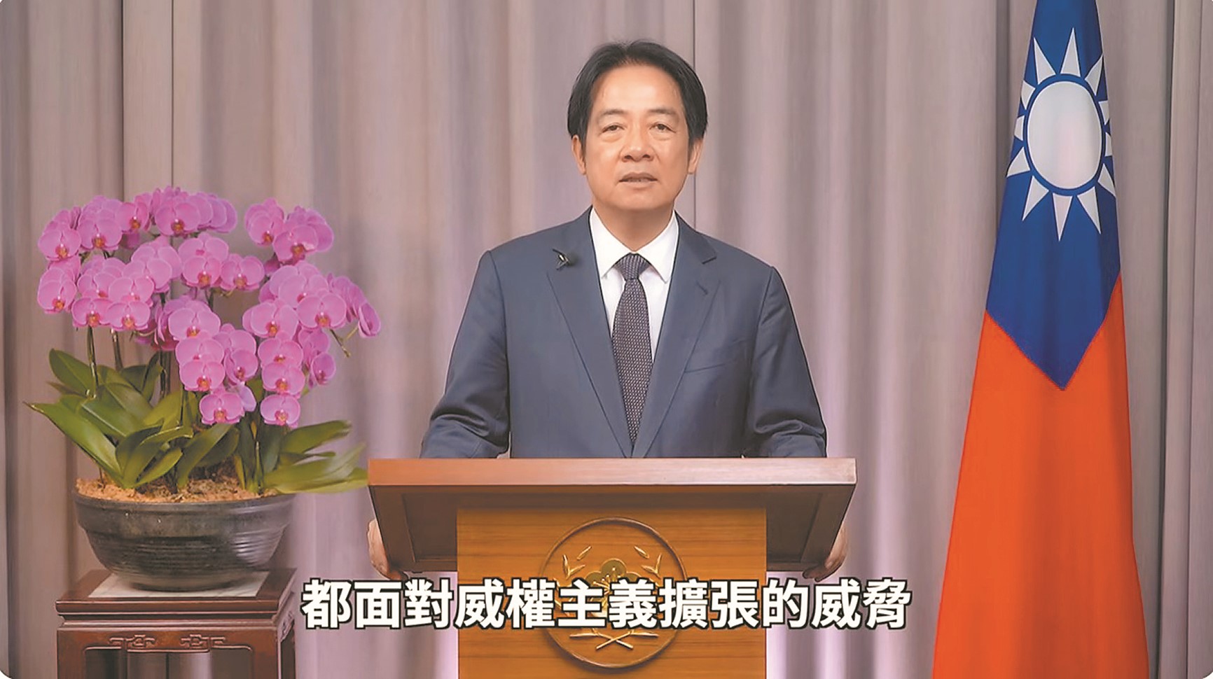  賴總統日前表示，面對威權主義的擴張，臺灣會以堅定的民主信念與積極的國防政策，維護臺海和平。下圖為陸軍裝甲第584旅聯兵3營換裝M1A2T戰車成軍典禮畫面。（取自賴總統致詞錄影影片）