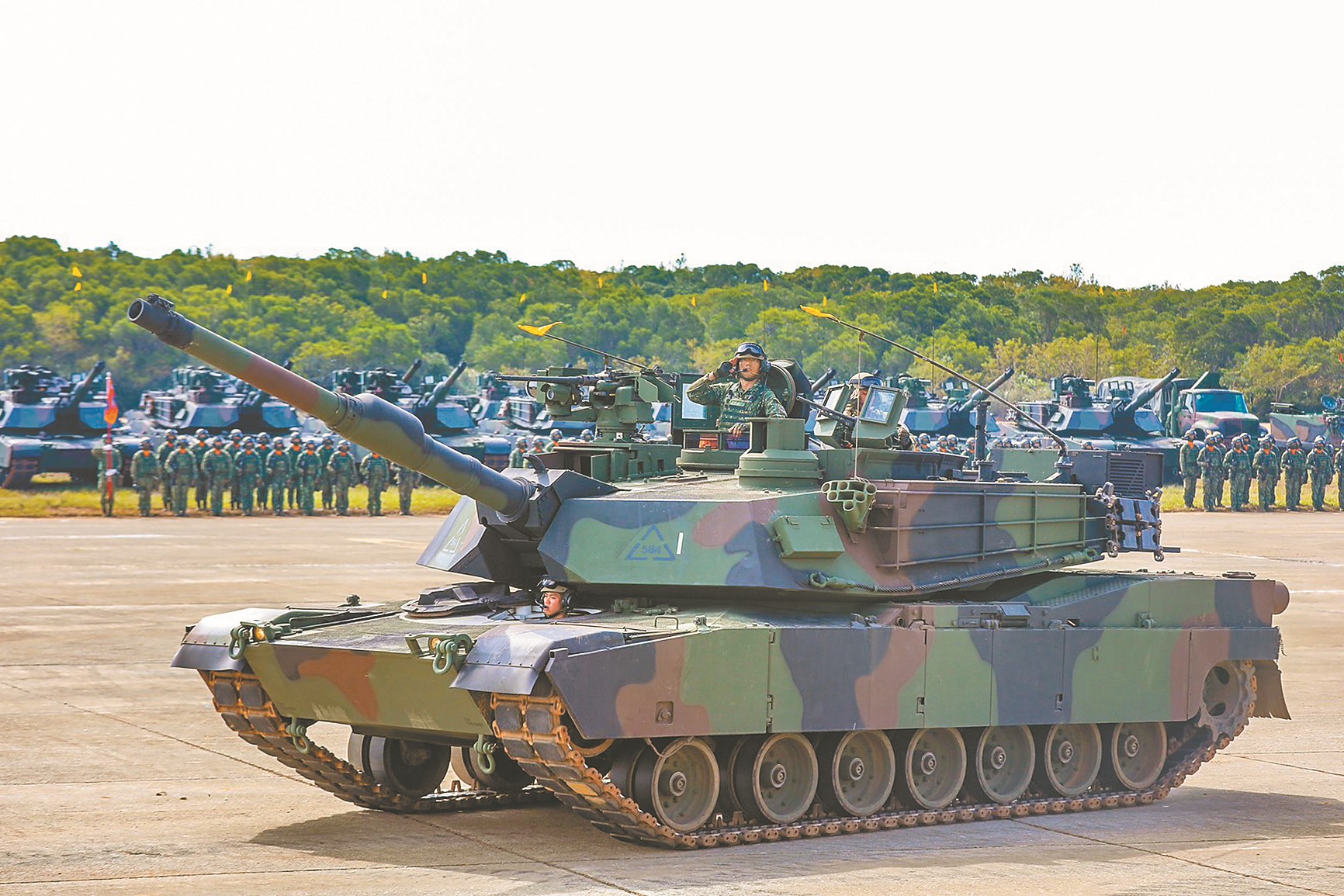  賴總統日前表示，面對威權主義的擴張，臺灣會以堅定的民主信念與積極的國防政策，維護臺海和平。下圖為陸軍裝甲第584旅聯兵3營換裝M1A2T戰車成軍典禮畫面。（本報資料照片）