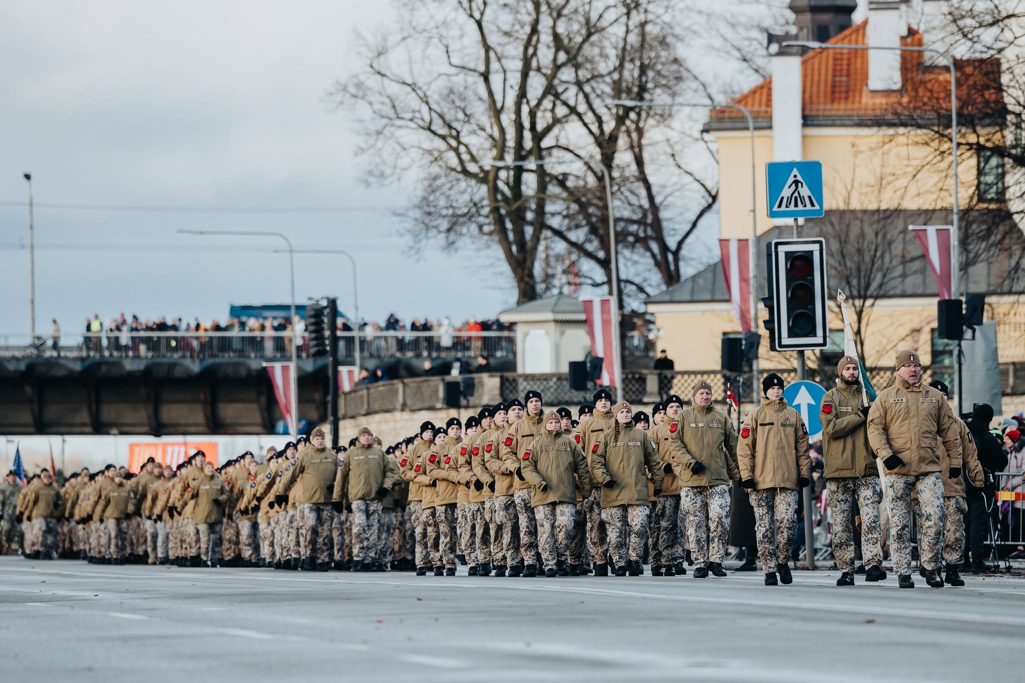  由教官帶隊參演的「青年衛士」男女成員，在學齡階段會接受國防教育與基礎訓練，同時也是未來現役部隊與後備役動員核心基礎。（取自「青年衛士」組織Instagram）