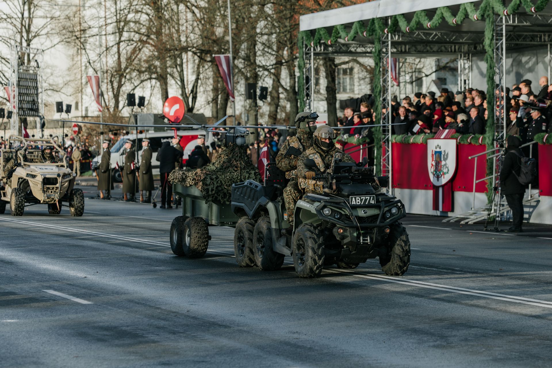 拉國部隊運用「Outlander」系列6×6全地形載具搭配偵察無人機，展現量少質精的先進戰力。（取自拉脫維亞國防部Flickr）