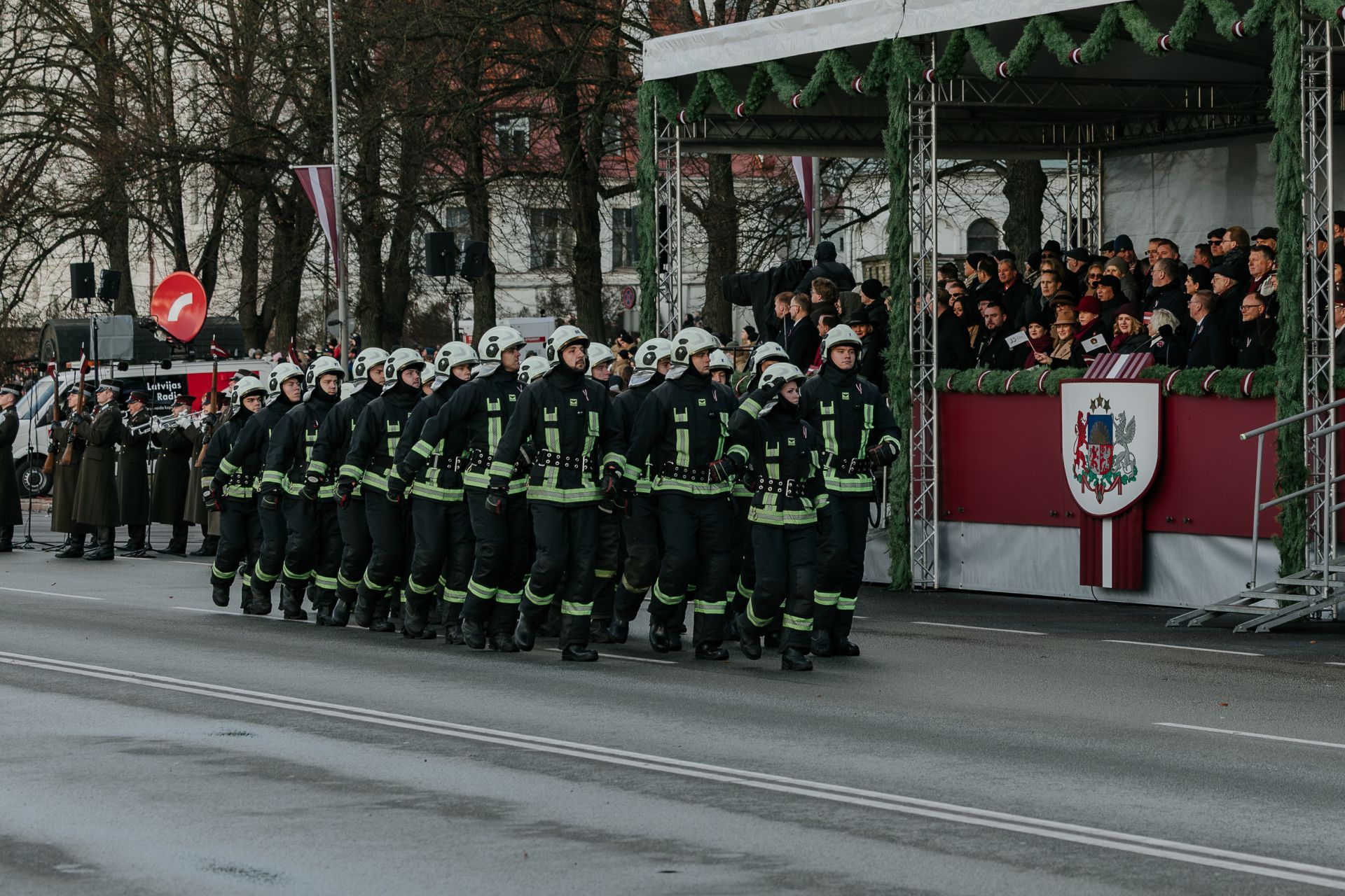 拉國消防員列隊參與閱兵典禮，凸顯其在全民防衛體系中的重要性。（取自拉脫維亞國防部Flickr）