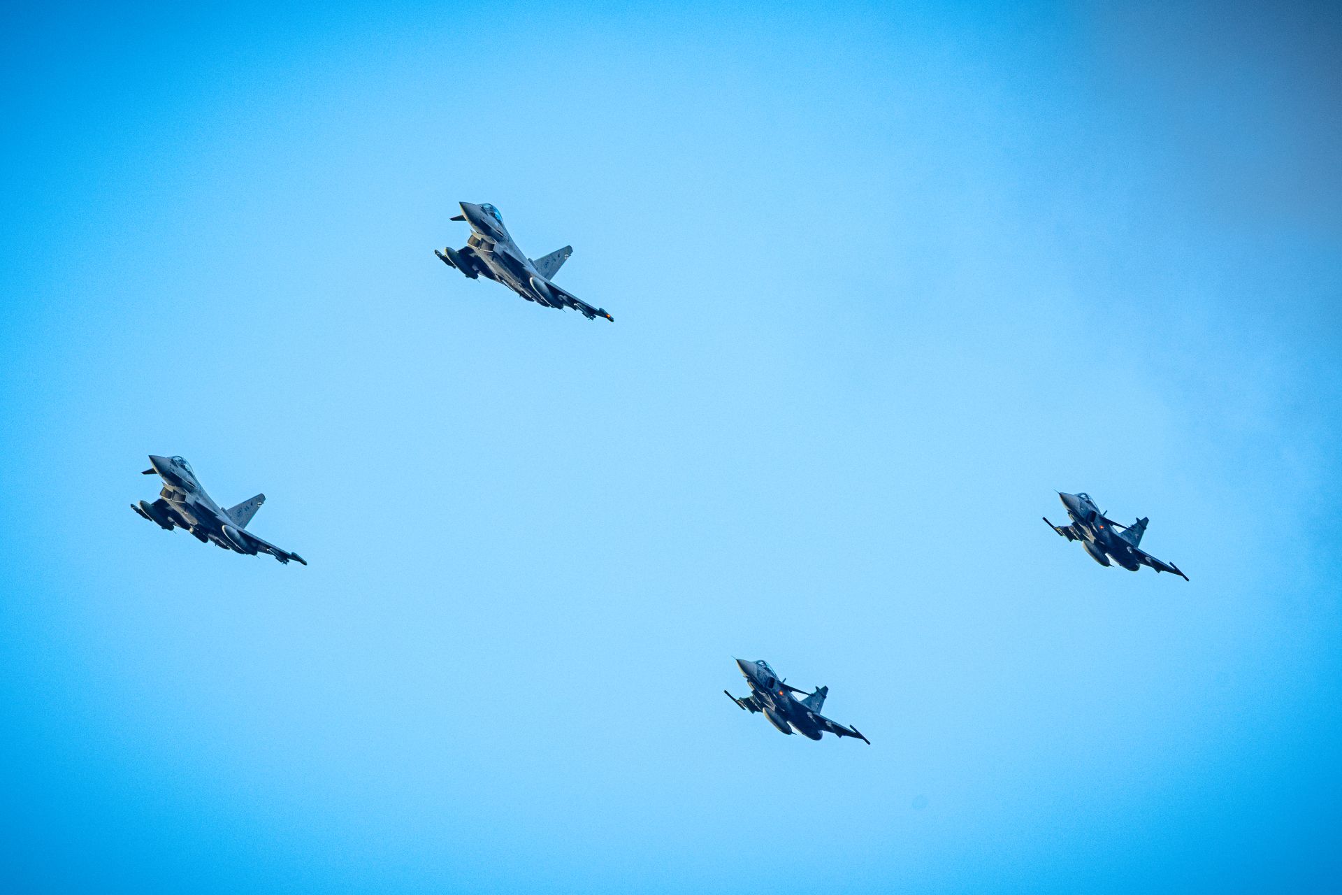 北約盟邦的颱風戰機（左1、左2）與JAS-39「獅鷲」戰機，是防衛拉國領空的關鍵支柱。（取自拉脫維亞國防部Flickr）