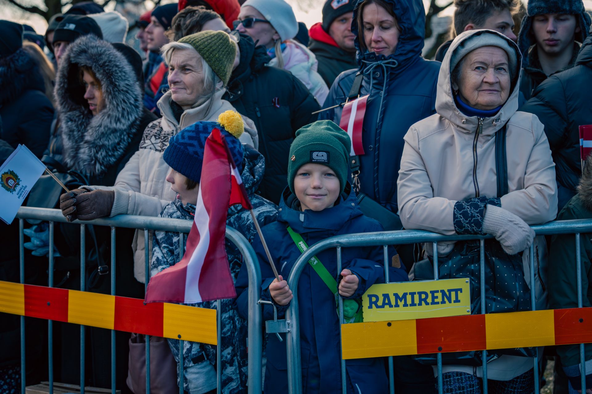  拉國民眾在街道旁為參演官兵歡呼打氣，充分展現愛國信念與社會向心力。（取自拉脫維亞國防部Flickr）