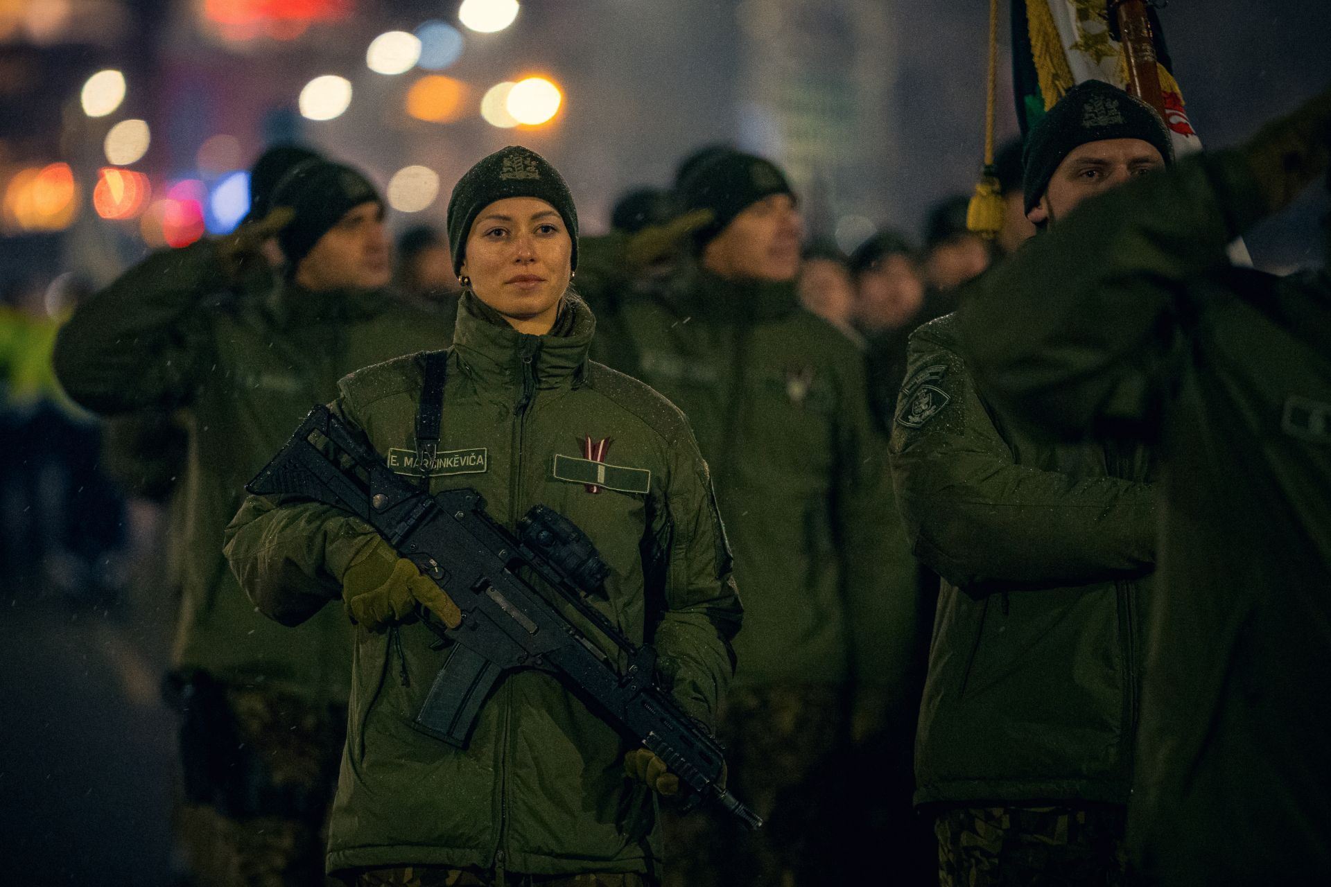   持槍女兵專注參與在深夜舉行的預演排練，堪稱「巾幗不讓鬚眉」的最佳表率。（取自拉脫維亞國防部Flickr）
