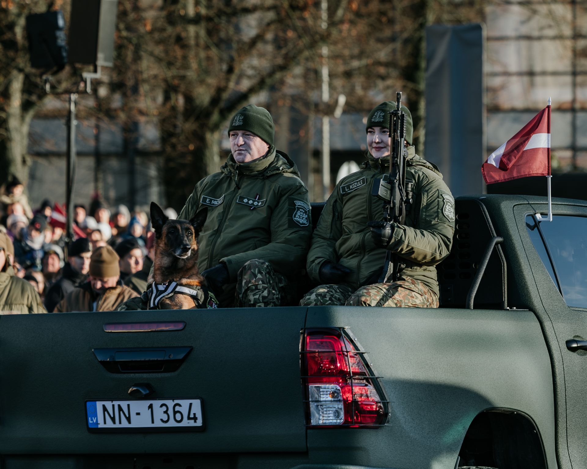  能在雪地中發揮靈敏偵測與蒐尋能力的軍犬，可說是拉國武裝部隊官兵的最佳拍檔。（取自拉脫維亞國防部Flickr）