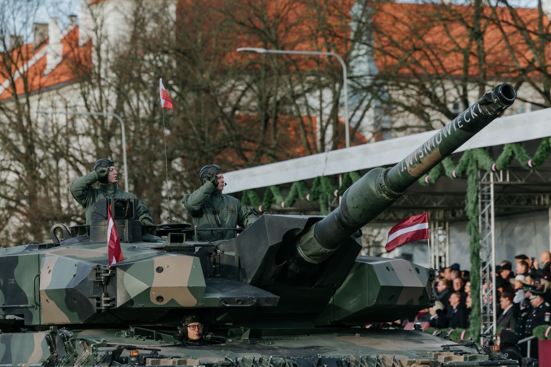   MNB-LVA所屬的波蘭豹2PL型戰車車組員，以獨特的2指禮向觀禮臺貴賓致意。（取自拉脫維亞國防部Flickr）