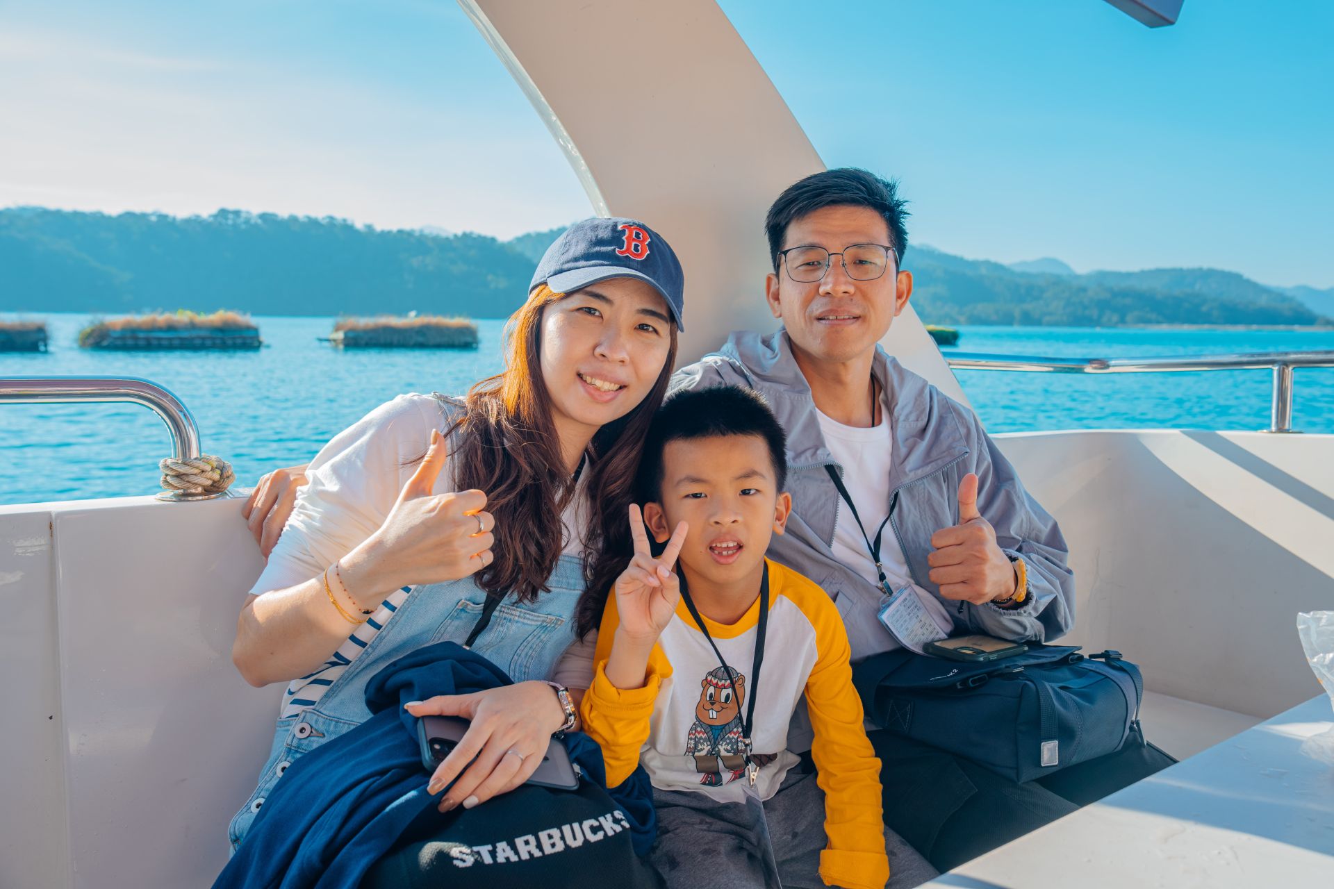 官兵及眷屬搭乘渡輪遊湖，留下美好回憶。（軍聞社記者吳冠萱攝）