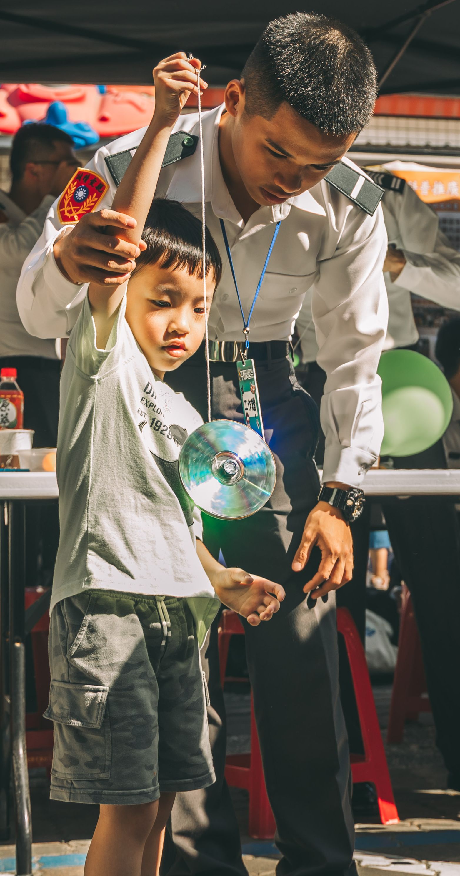 「2025第8屆平野科學祭暨港都全民國防科學日」昨日盛大展開，包含陸軍官校、空軍官校及空軍航空技術學院等學校，以及民間企業與教育機構，聯合辦理科普教育闖關科學嘉年華活動，邀請學童及民眾動手「玩」科學，了解物理科學知識，並激發學子愛國心，扎根全民國防教育。（記者陳彥陵攝）