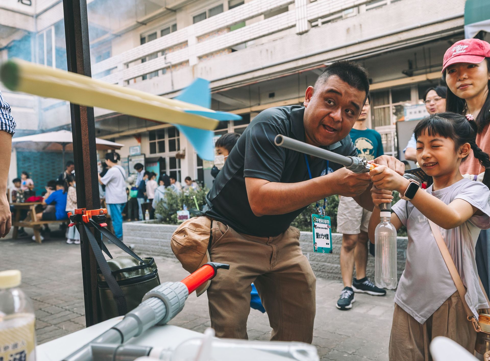 空軍航空技術學院設計拋繩槍體驗，讓學童在遊戲中接觸科學與國防。（記者陳彥陵攝）