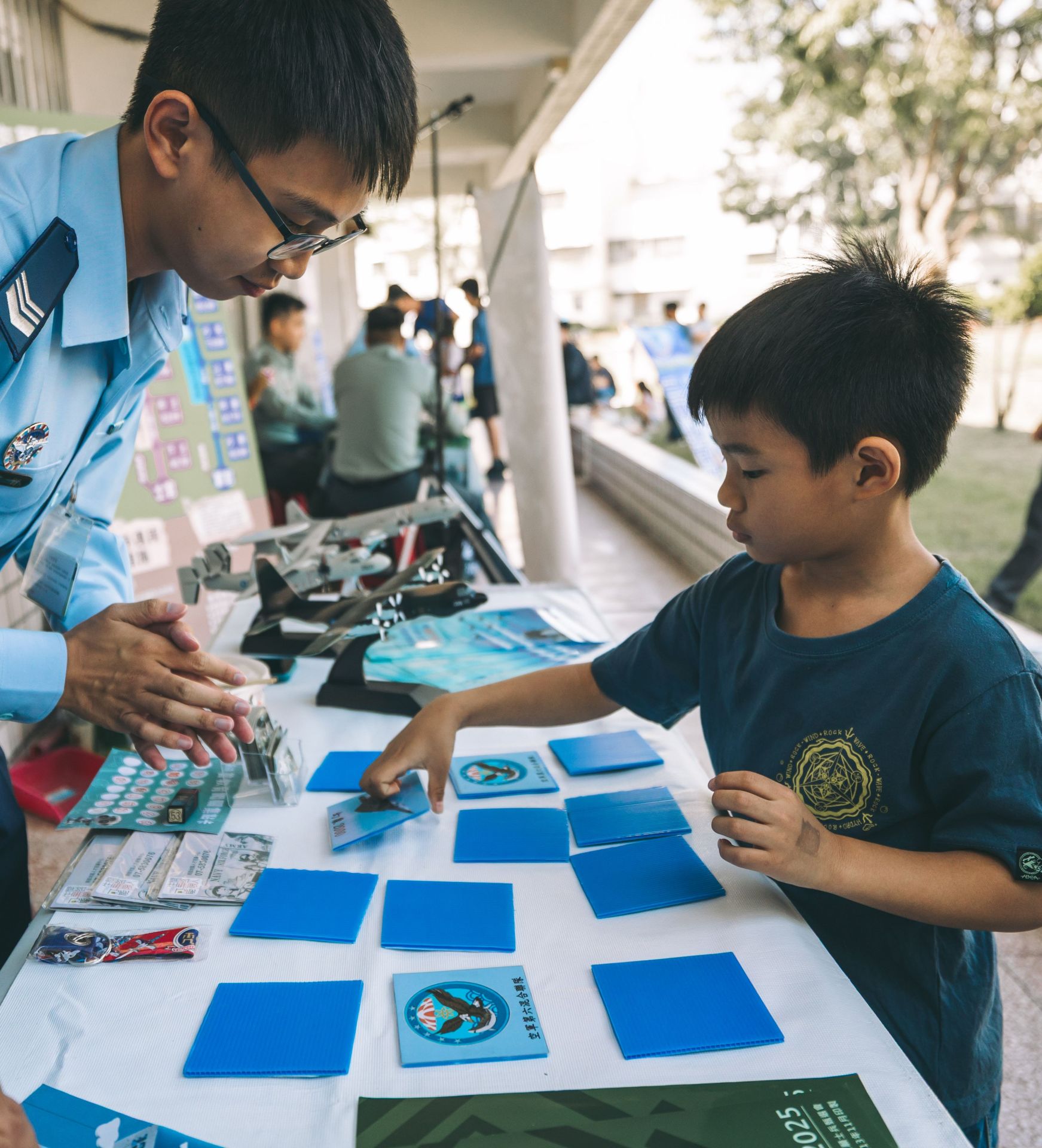 空軍招募攤位推出隊徽連連看遊戲，讓學童在輕鬆氛圍中接觸國防。（記者陳彥陵攝）
