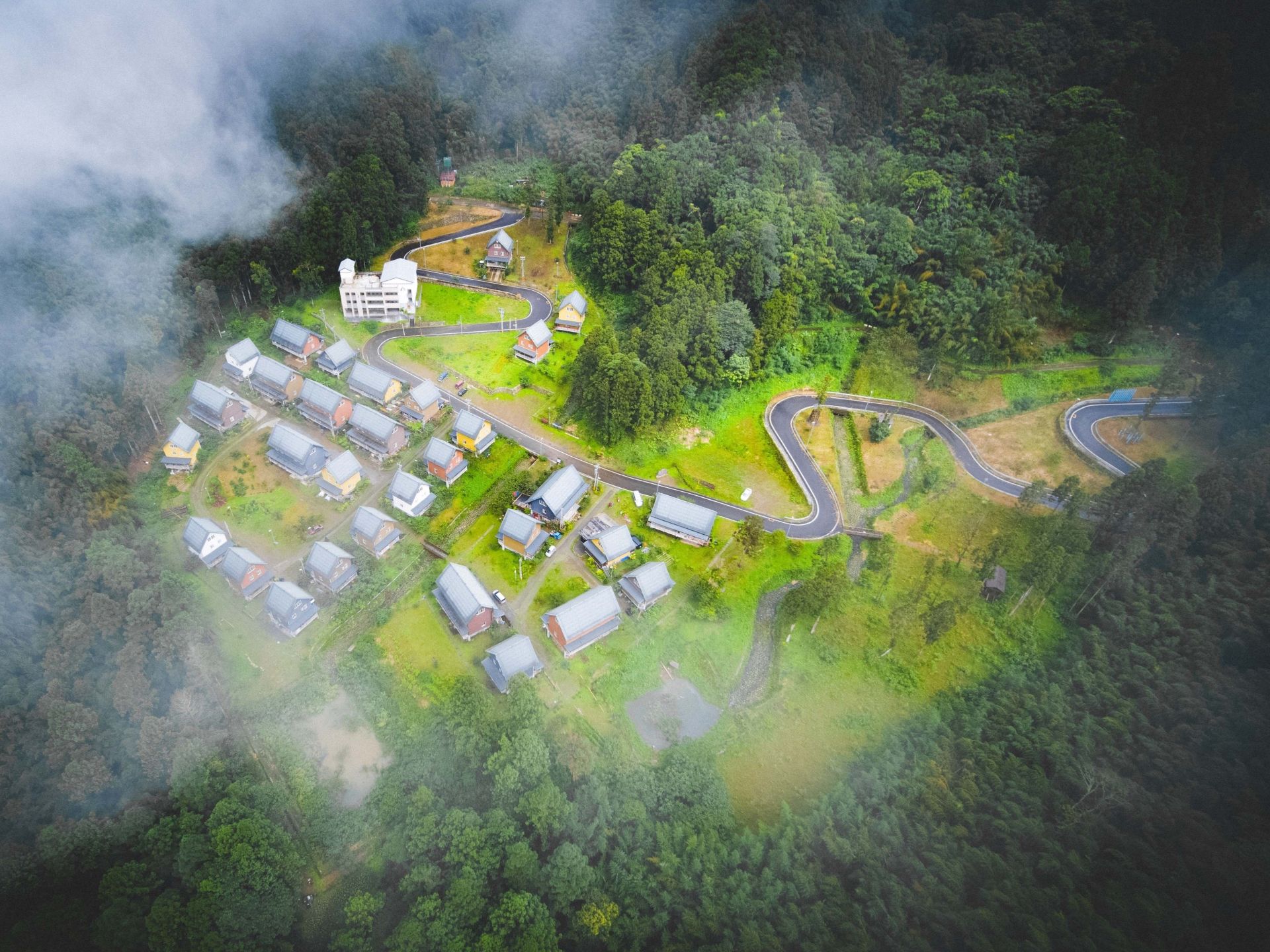 得恩亞納永久屋聚落被譽為「臺版合掌村」。（嘉義縣文觀局提供）