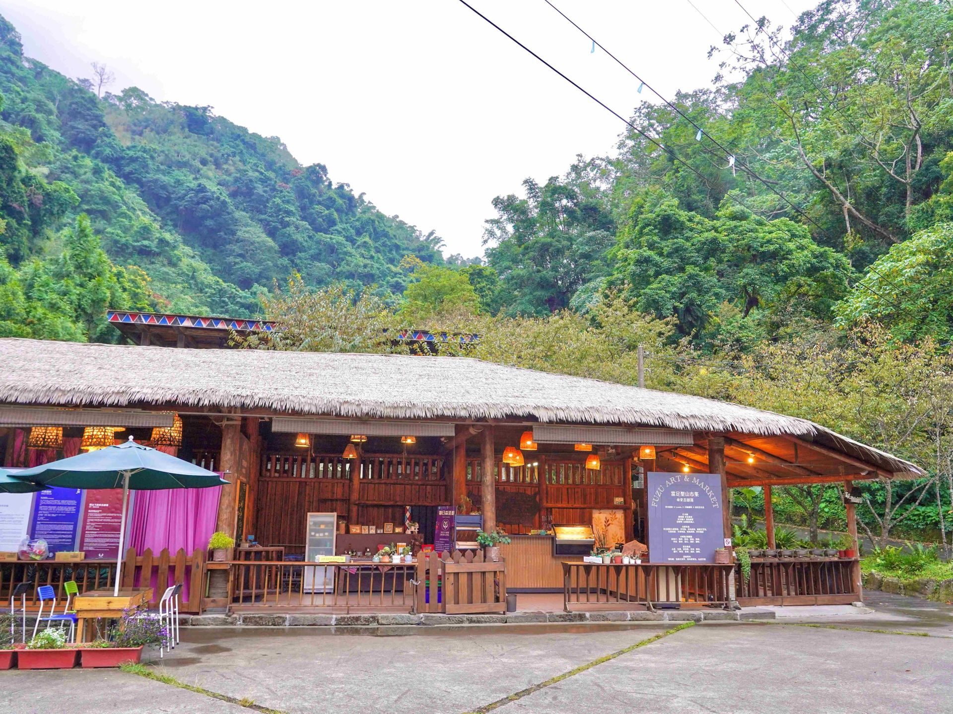 遊客可在富足聖山市集參加部落小農市集、品嘗鄒族風味料理。（嘉義縣文觀局提供）