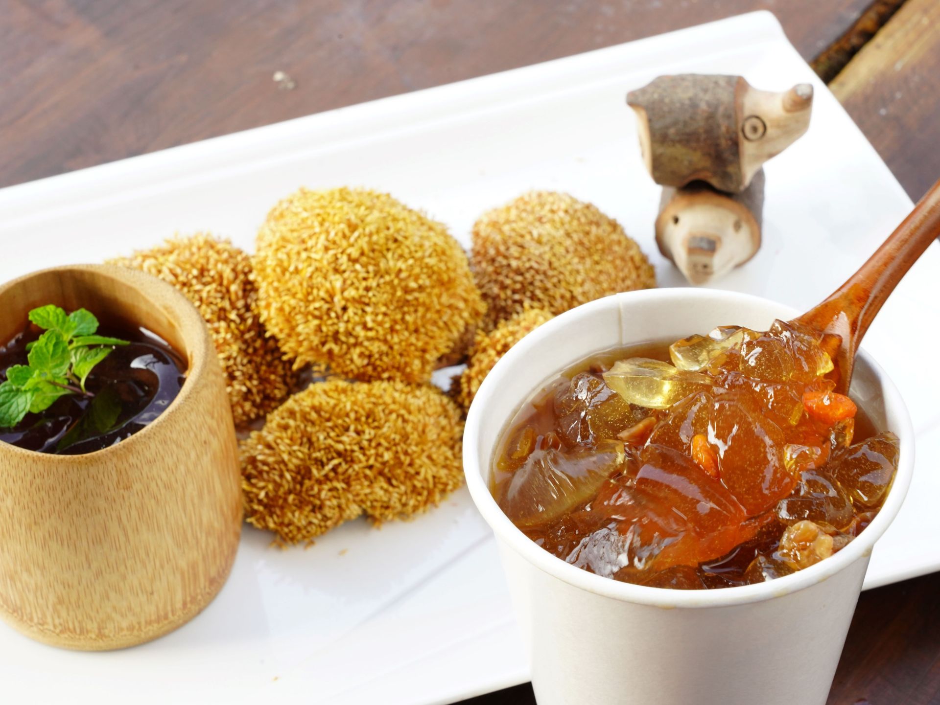 富足聖山市集內提供手洗愛玉、木製山豬DIY等活動。（嘉義縣文觀局提供）