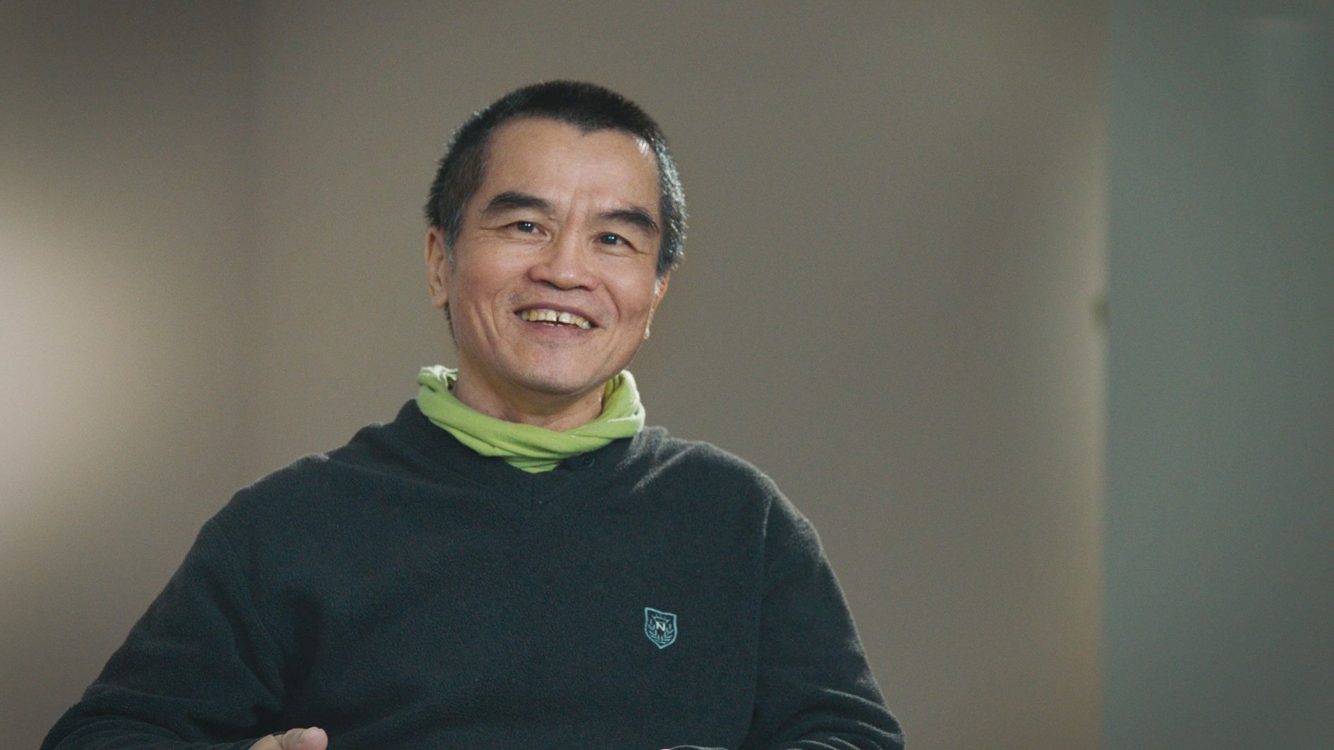 藝術家李明則笑談對武俠漫畫及武俠片深深著迷，啟蒙創作。（公視提供）