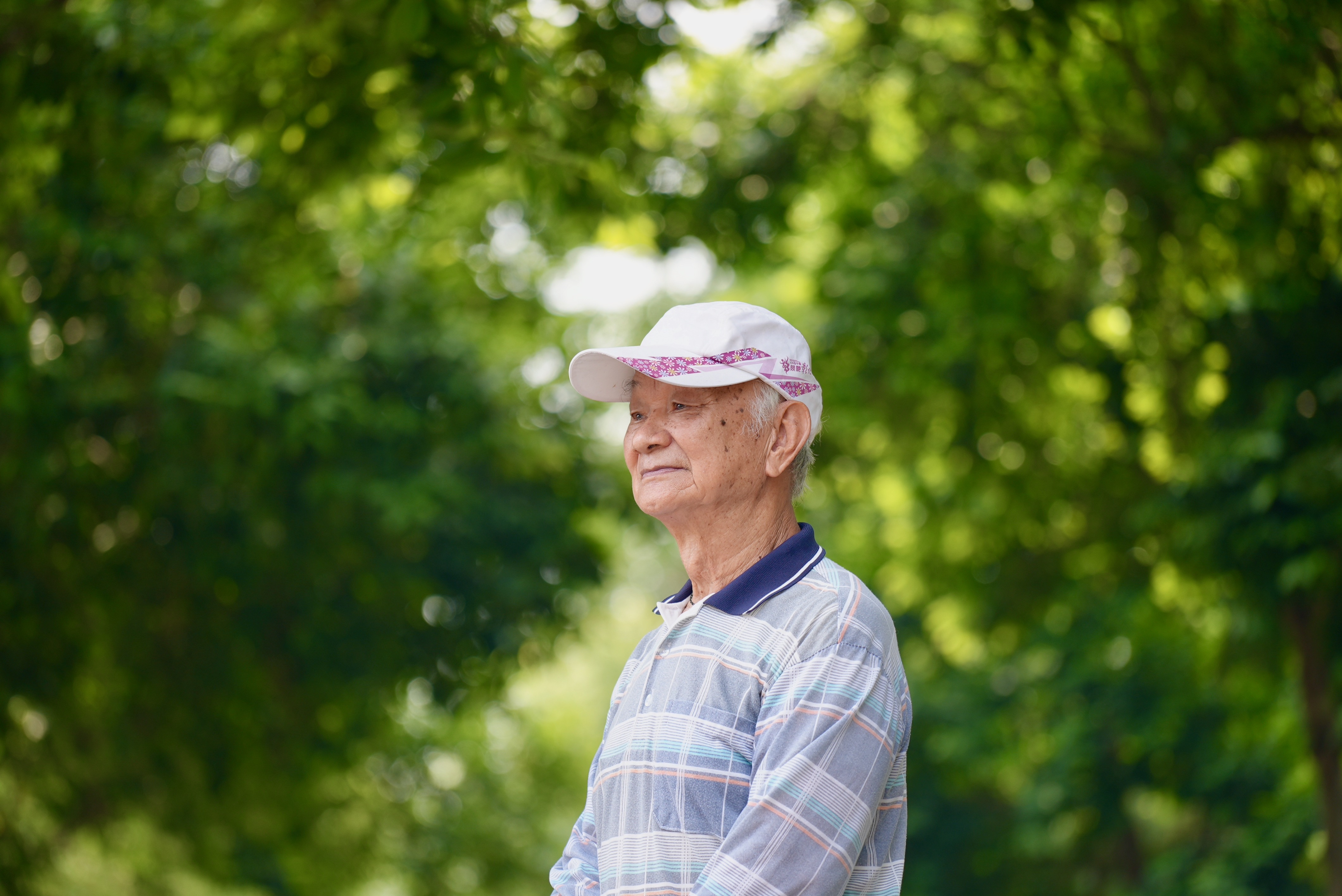 文總《匠人魂》第59集「種樹的詩人」隨著作家吳晟的腳步走訪其所深愛的家園與樹林，捕捉詩人種樹的勤懇背影與對腳下土地的期盼。（文總提供）