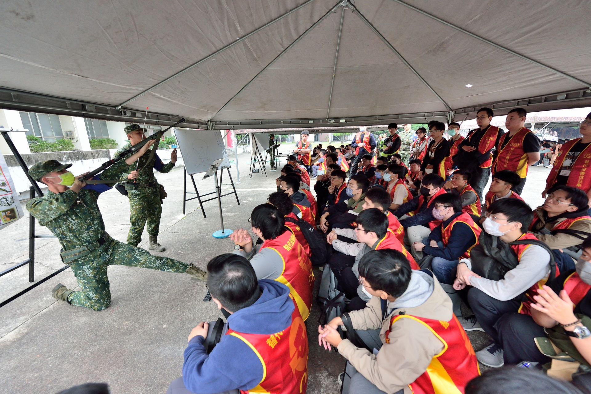 實彈射擊前，由陸軍步兵第117旅官兵為召員實施基礎射擊技巧訓練。（高市兵役處提供）