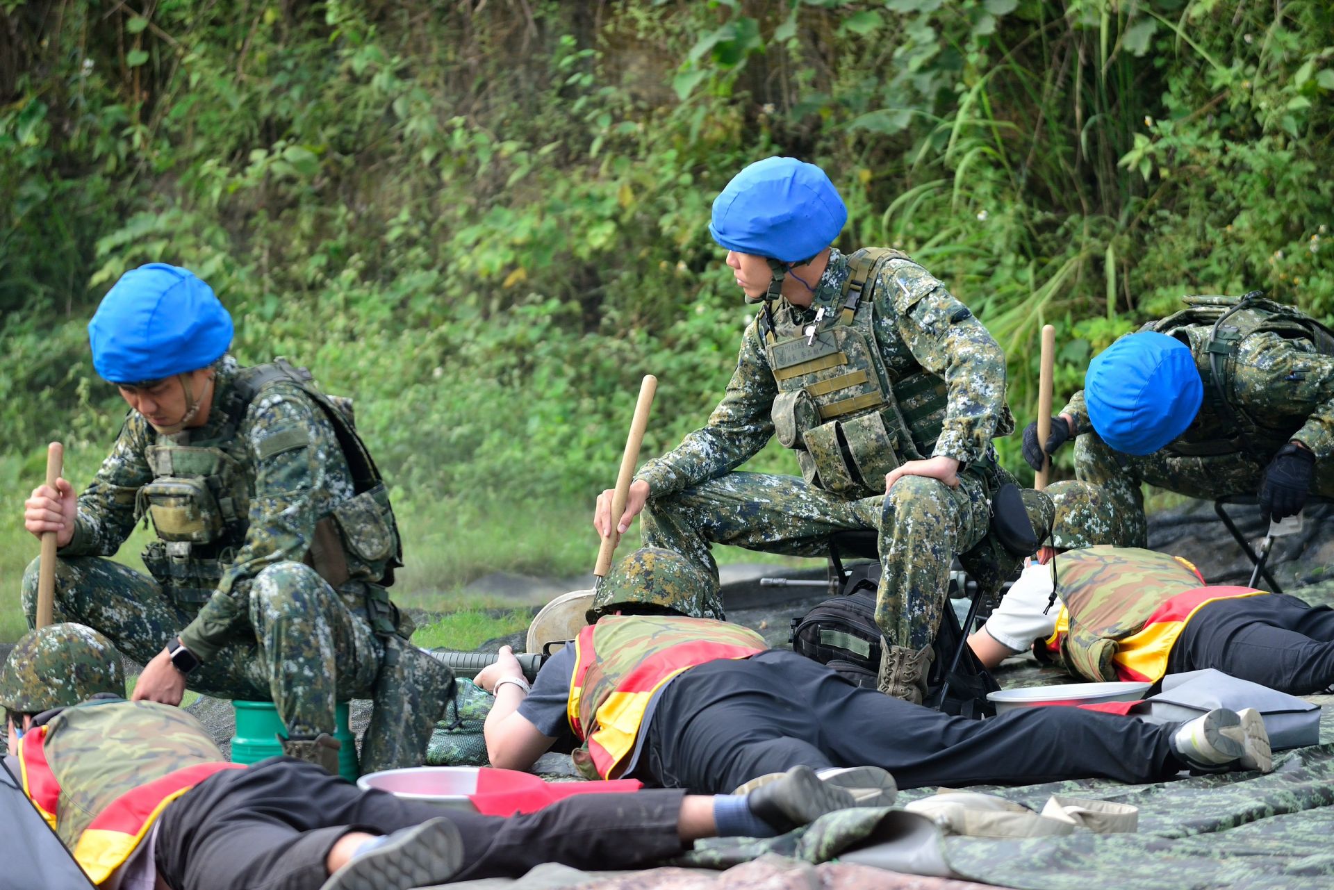 高雄市替代役備役役男在陸軍官校靶場進行實彈射擊訓練，提升射擊技能與自我防衛戰力。（高市兵役處提供）