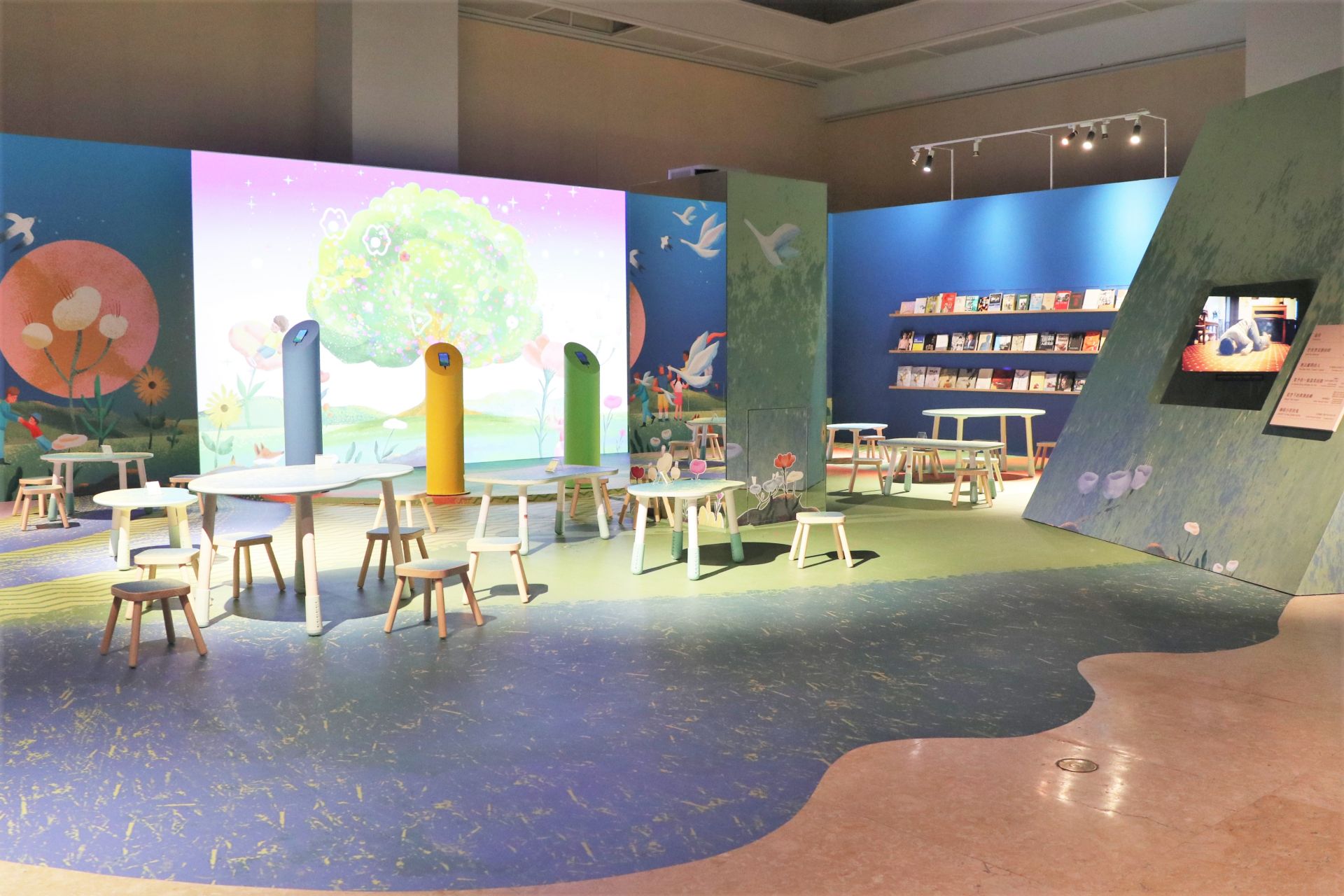 第5單元「綻放光華」，邀請民眾閱覽當代民主人權議題的書籍、漫畫、繪本、影視音作品。（記者劉昕翊攝）