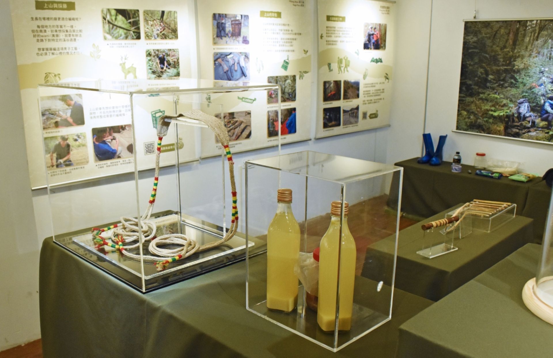 展覽展現鮮明的泰雅部落生活圖像，可近距離觀看並碰觸南澳形制的編織作品。（中山大學提供）