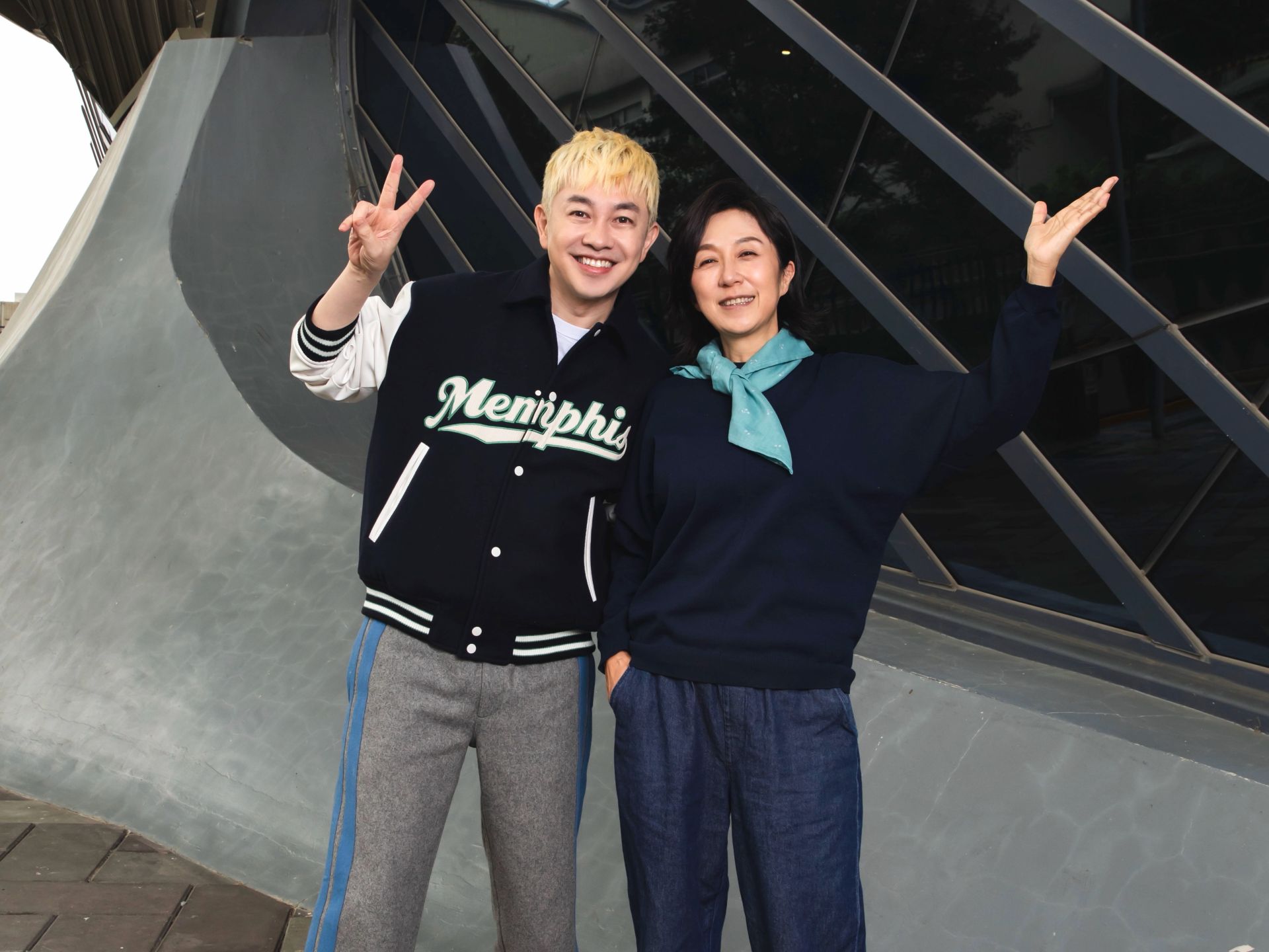 黃韻玲（右）聽完李明川（左）演唱的新版「沒有你的聖誕節」大讚：「有共感！一個人過節也可以很快樂。」（產值娛樂提供）