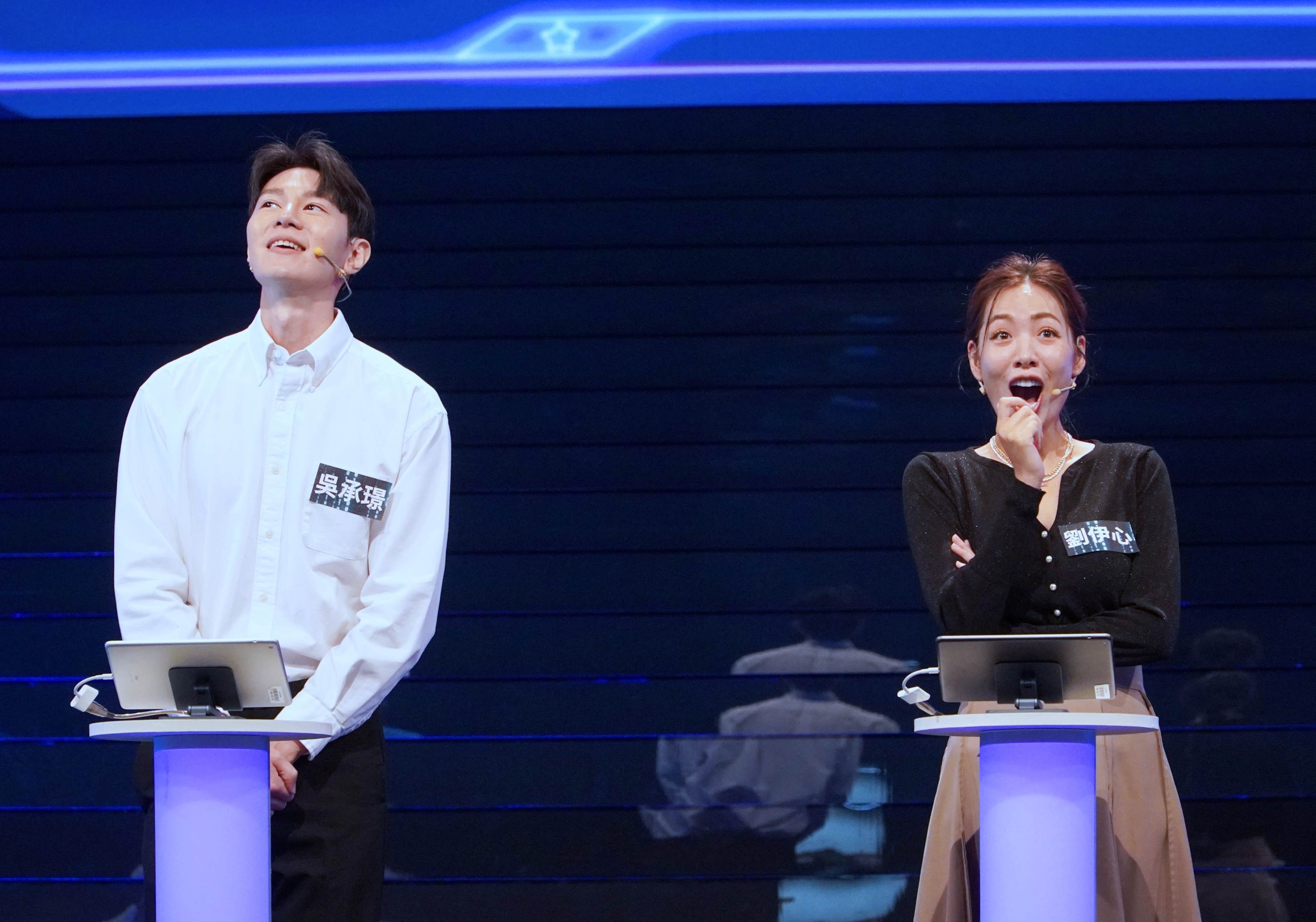 公視《哈！真相大白了》節目上韓國旅遊題答案揭曉，吳承璟（左）、劉伊心（右）大感驚訝。（公視提供）