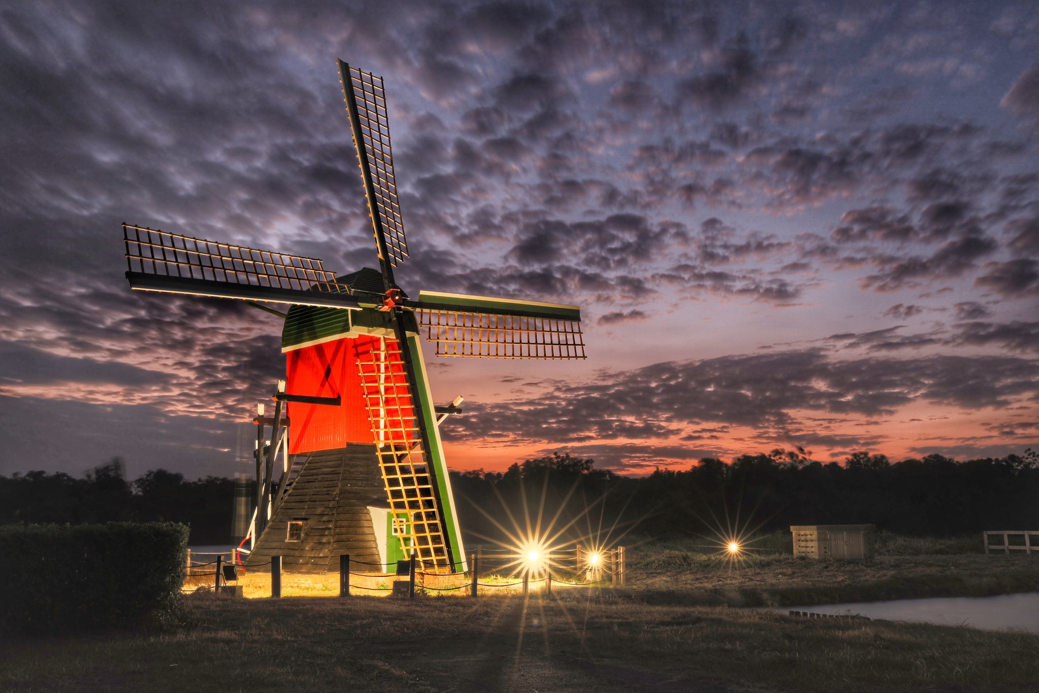 位於臺南柳營的德元埤荷蘭村，結合荷蘭風車、水上體驗、露營烤肉與生態教育，打造溪北地區最具特色的旅遊亮點。（取自荷蘭村去露營臉書）