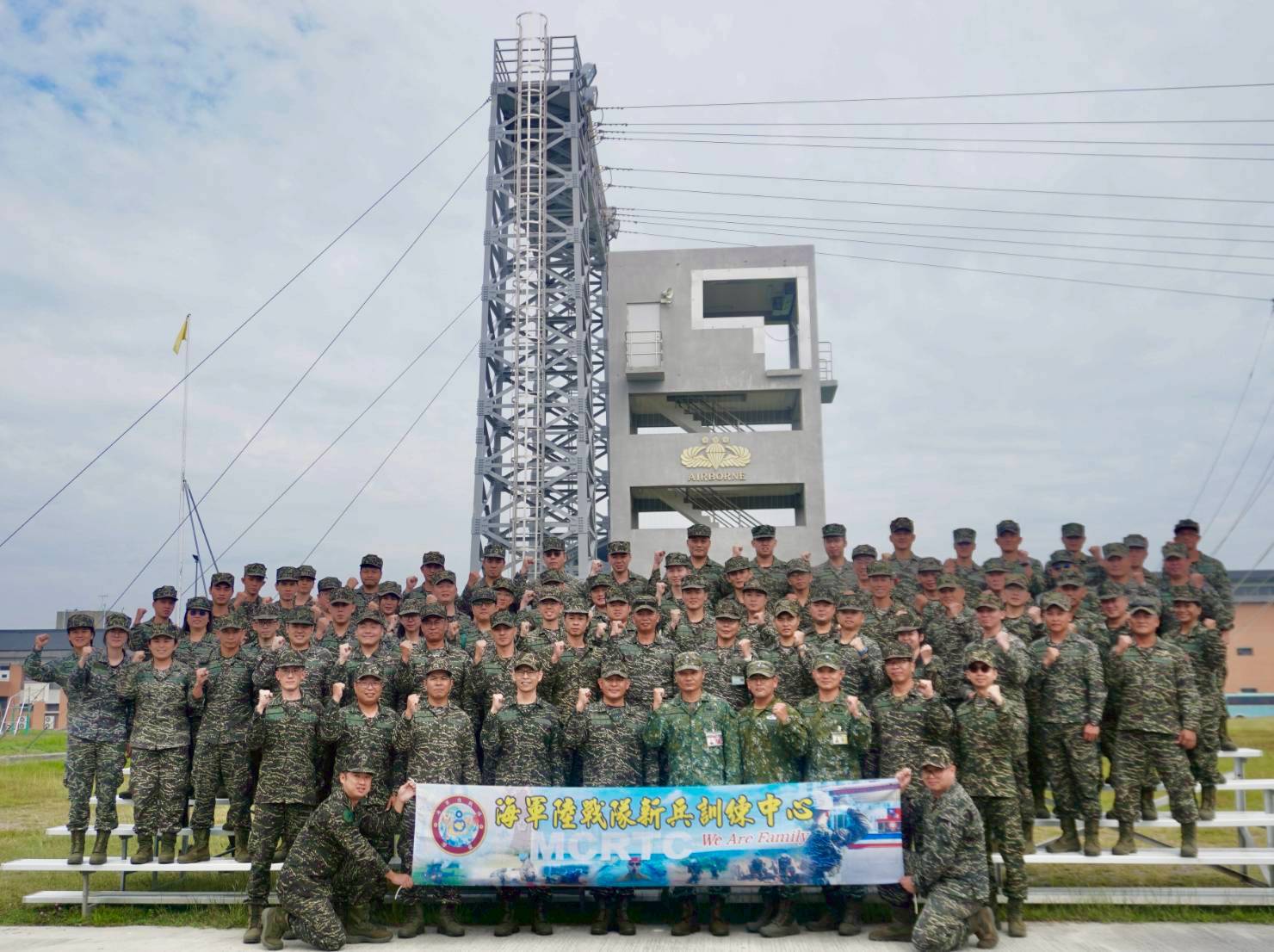 海軍陸戰隊新訓中心日前舉辦軍士官團教育，體驗基本傘訓，深化軍種交流。（海軍陸戰隊新訓中心提供）