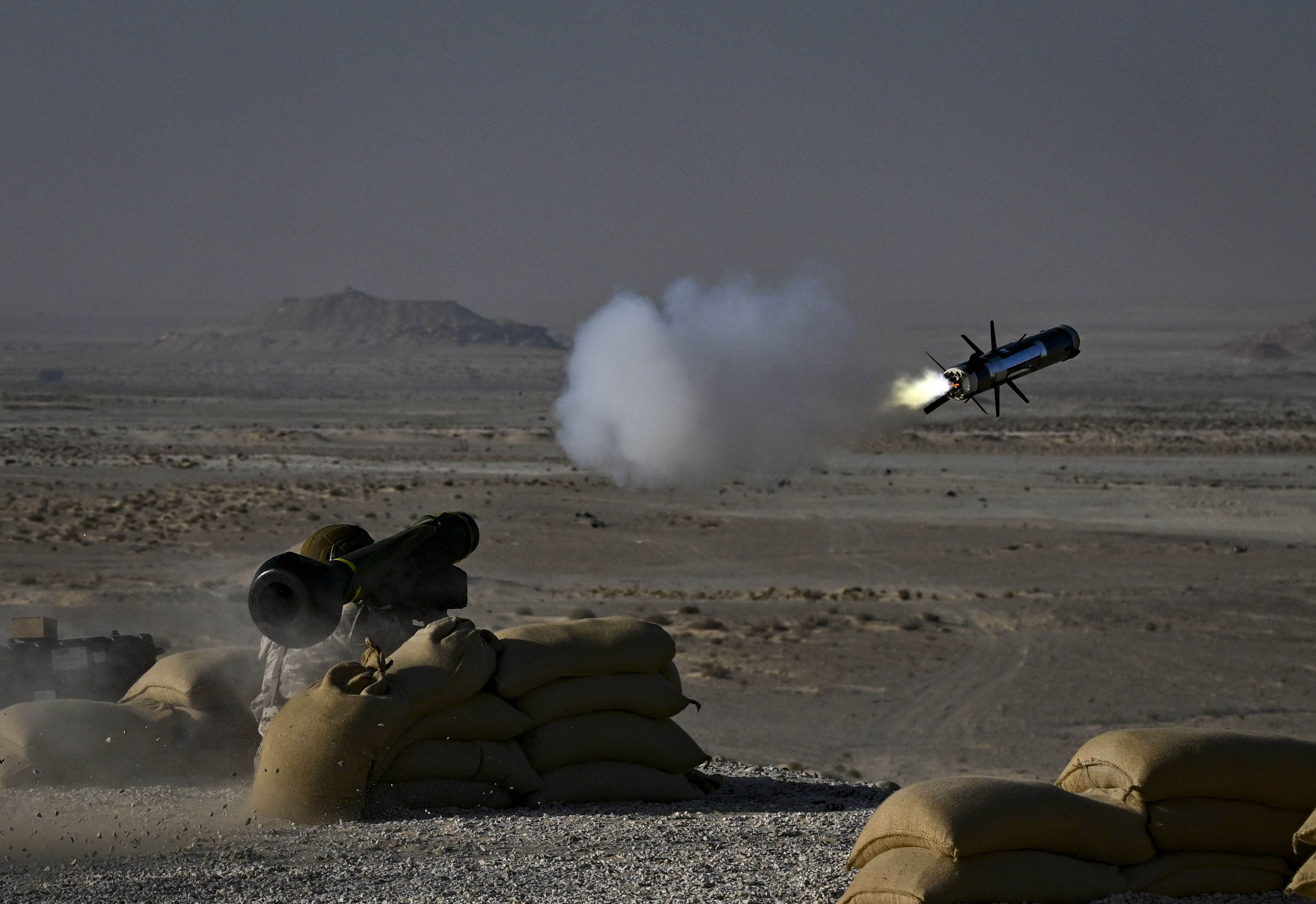  卡達官兵發射「標槍」反裝甲飛彈。（取自DVIDS網站）