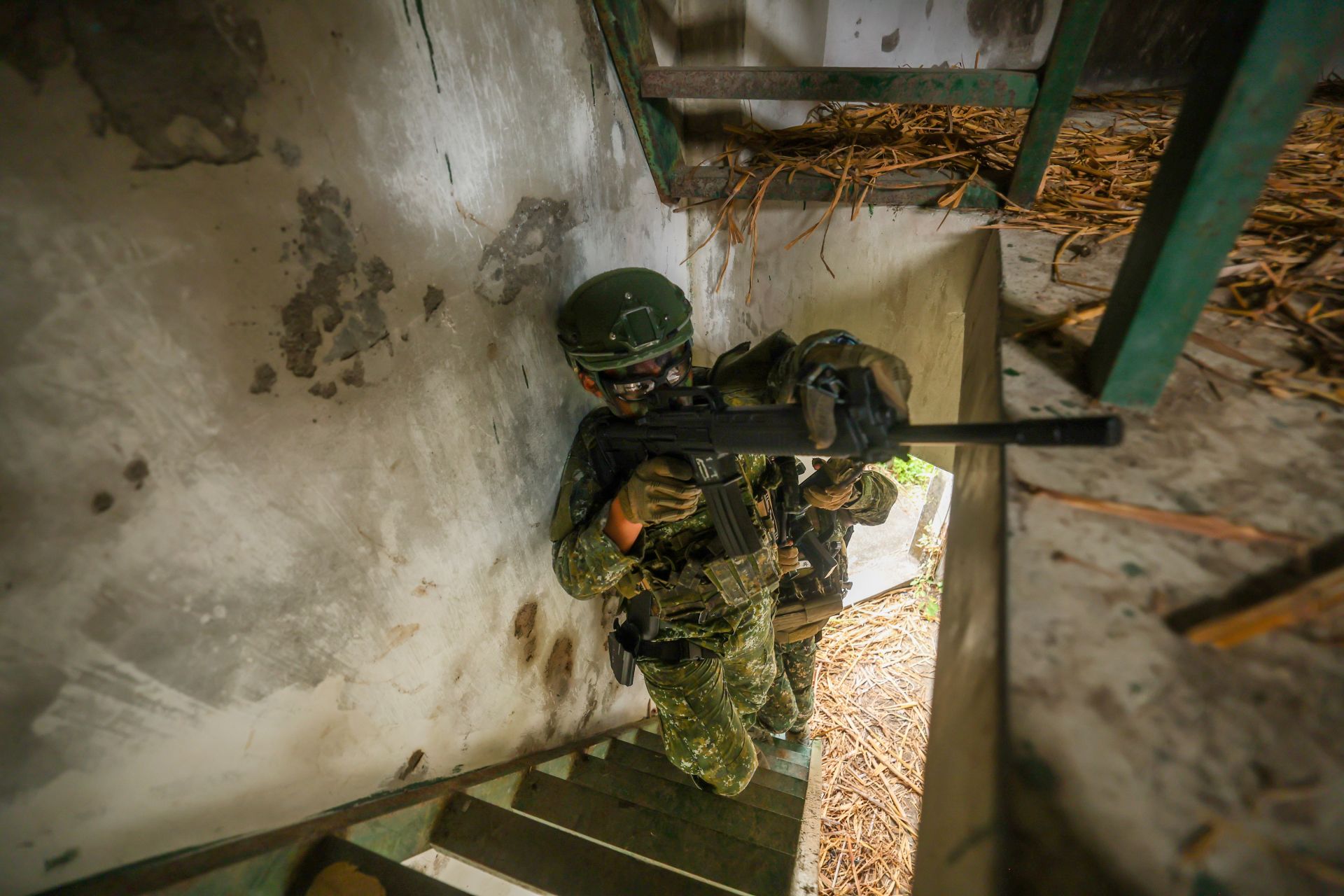 學員在進入目標區重要建築後，訓練限制空間戰鬥，運用互相掩護、替換與遞補等要領，逐區完成掃蕩。（記者葉軒瑜攝）