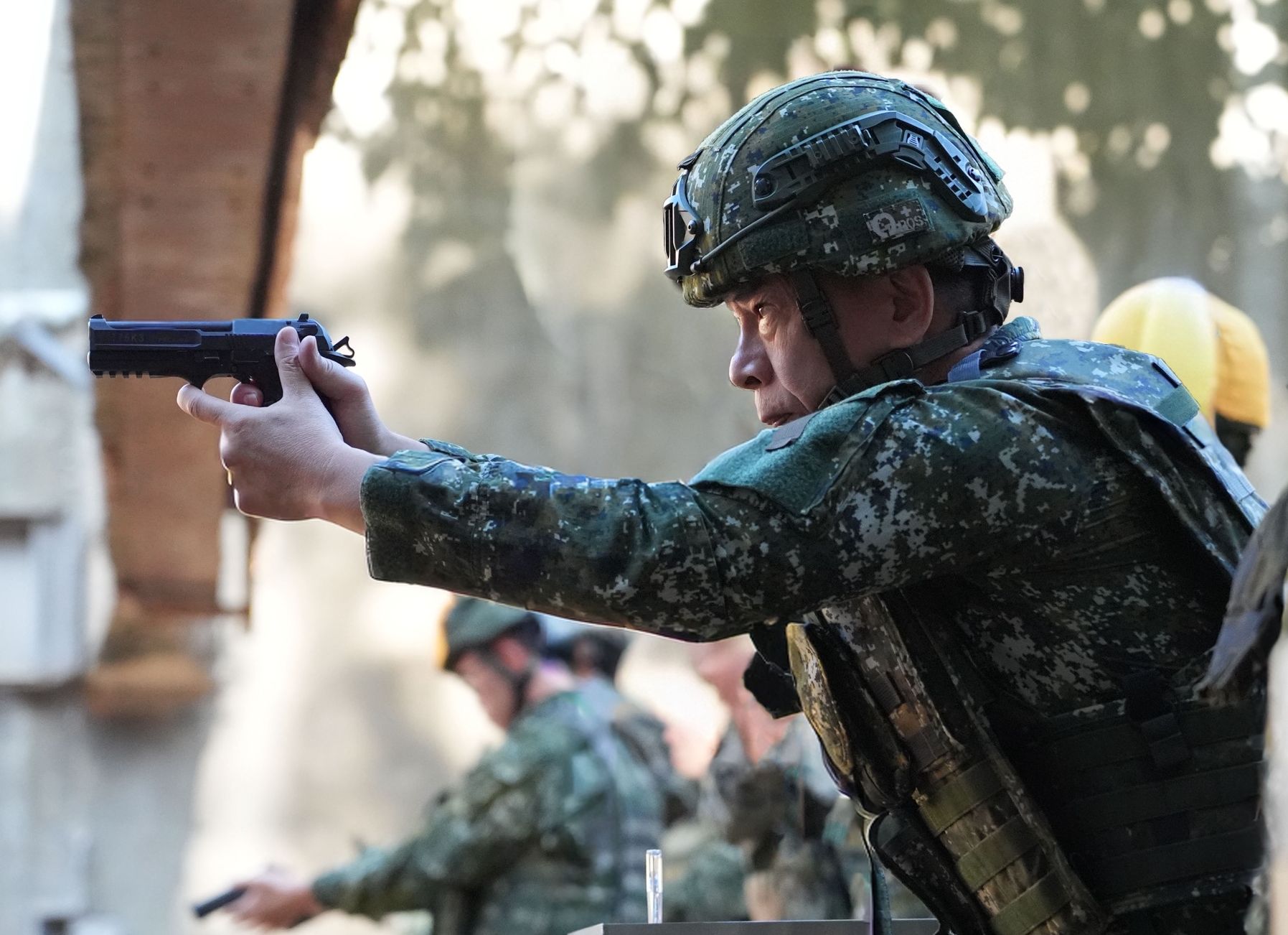 陸軍司令部昨日在大漢營區舉行114年「將官盃」體能戰技競賽，召集司令部、軍團（防衛部）及旅（群）級上校階以上主官，實施手槍射擊項目，激勵全軍官兵持續勤訓精練，守護國家安全。（記者謝承宏攝）