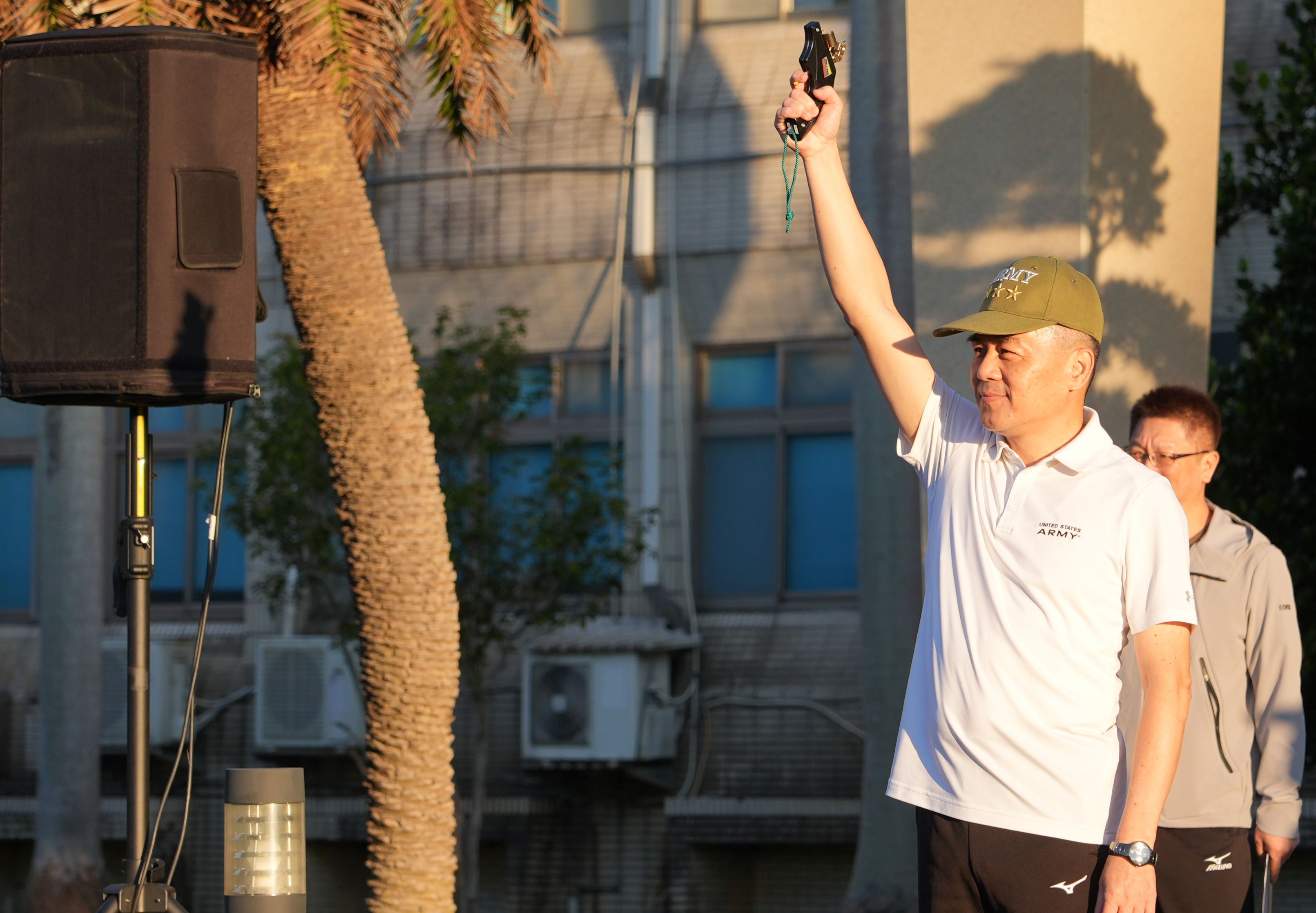 陸軍司令呂坤修上將鳴槍揭開「將官盃」體能戰技競賽序幕。（記者謝承宏攝）