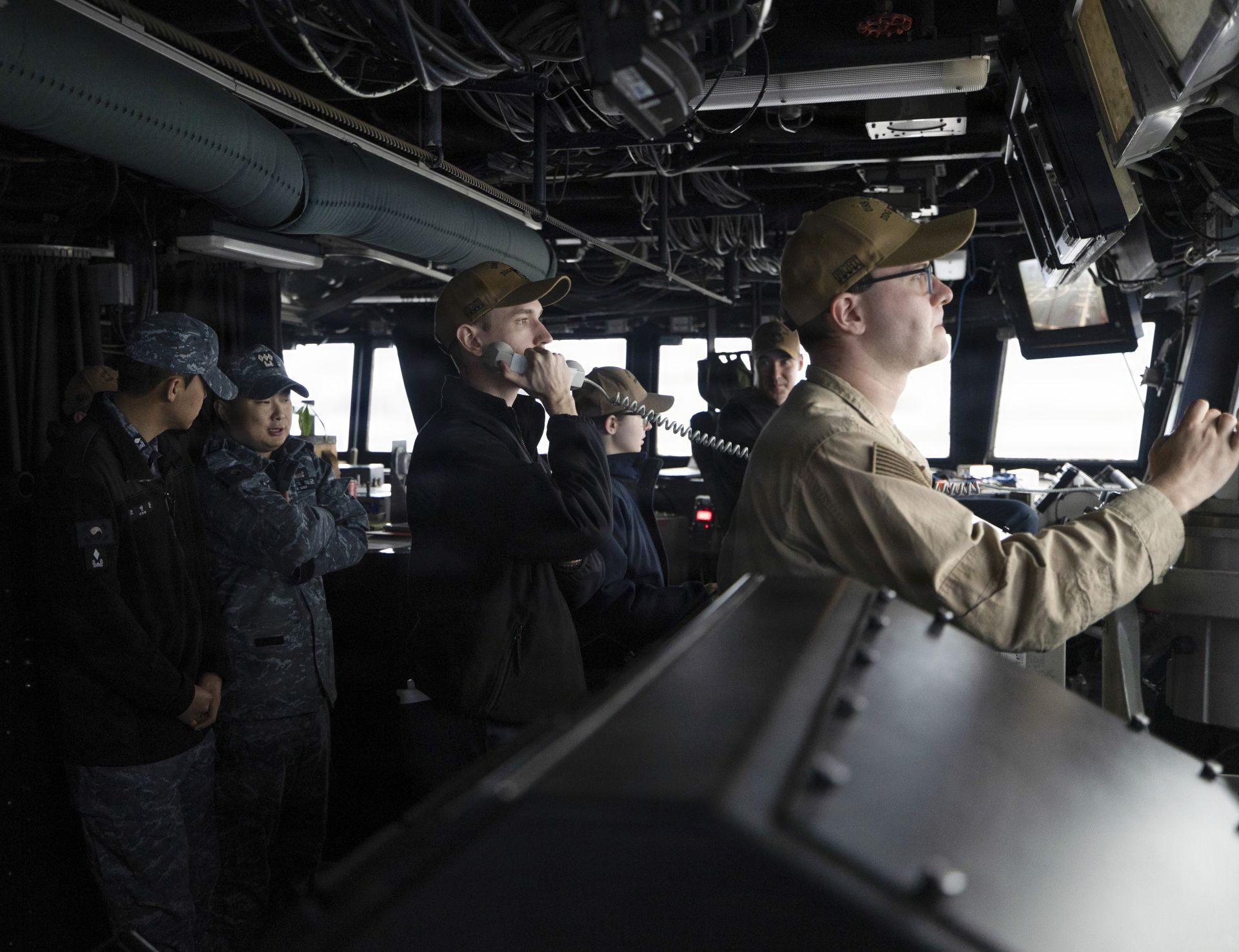 南韓海軍官兵登上「杜威號」互動交流，加強雙方合作與協調能力。（取自美國海軍網站）