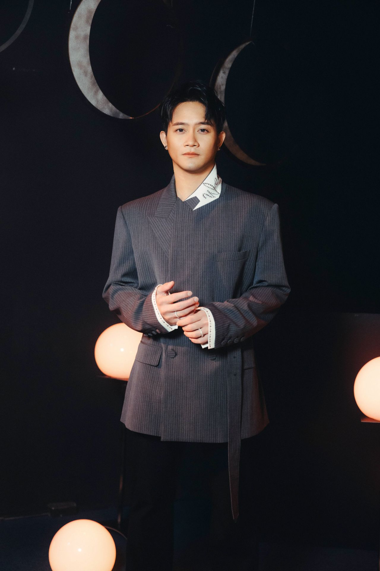 大Q秉洛2025年帶著全新企劃《深夜專屬 Q.R.Code》回歸，全新單曲「唱我們的歌 My Song」已於各大數位音樂平台全面發行。（众悅娛樂提供）