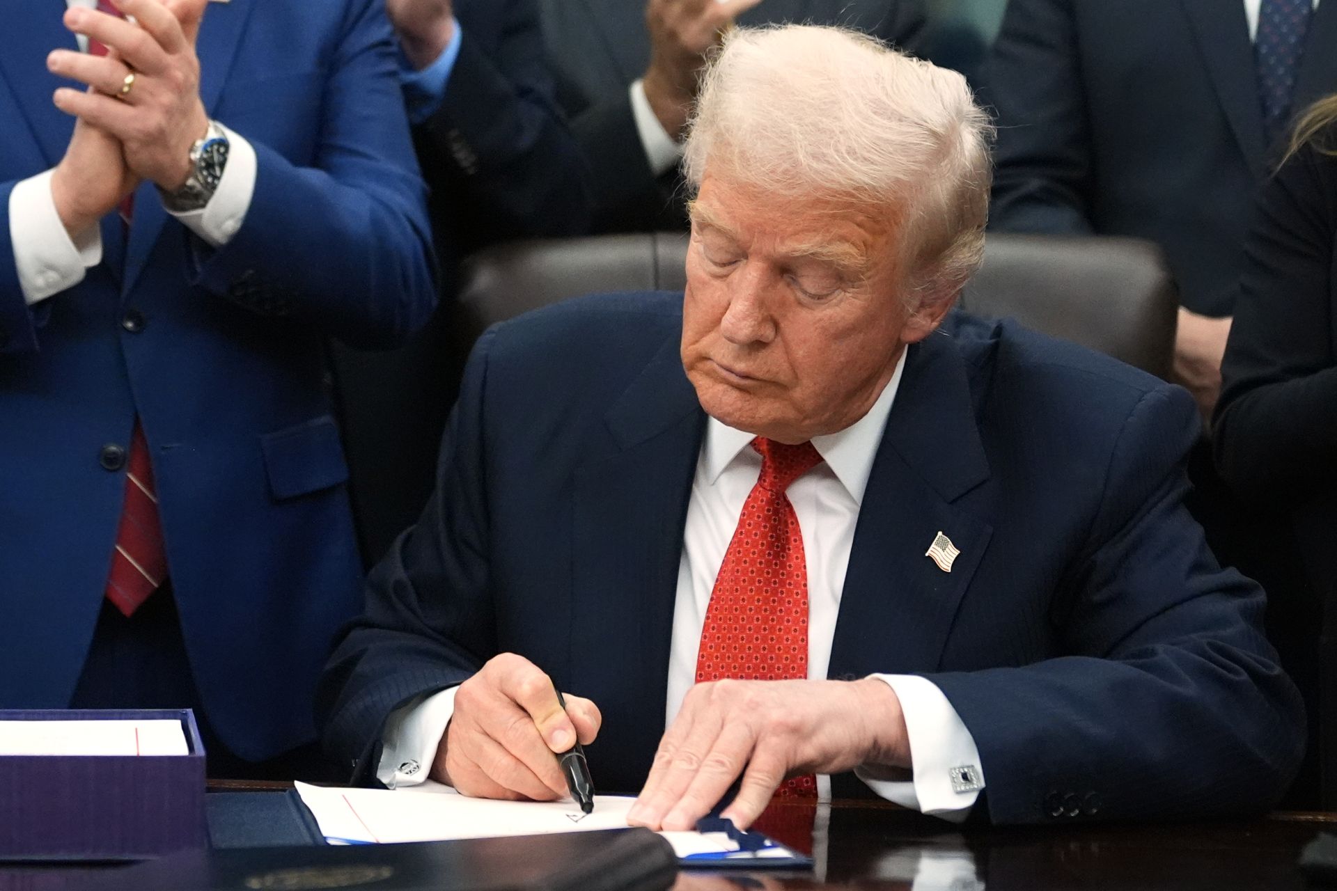 美國總統川普簽署行政命令，啟動「創世紀任務」計畫，將透過AI技術加速科學研究突破。（達志影像／美聯社資料照片）