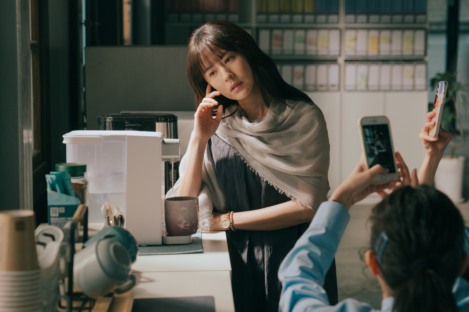 林予晞在《人生只租不賣》飾演神秘的嵐姐是個冷面笑匠。（公視台語台提供）