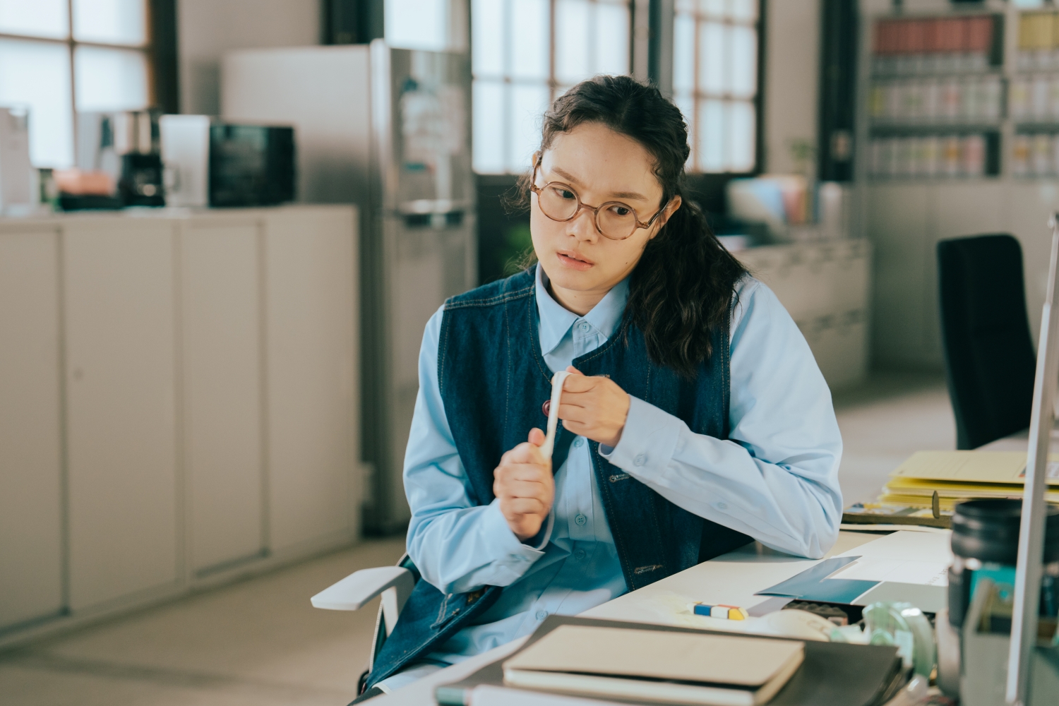 王真琳在《人生只租不賣》飾演性格內向的水電工珊珊。（公視台語台提供）