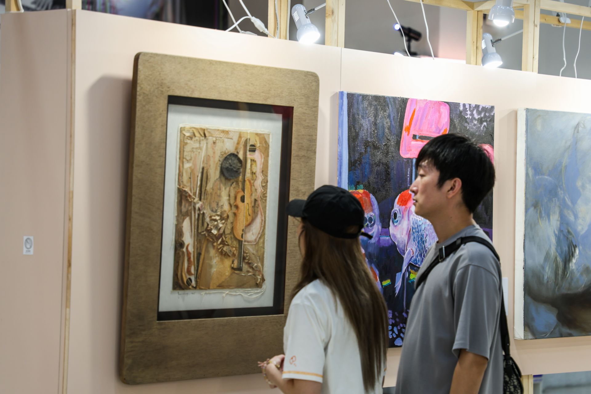 觀者的身影與思考亦成為作品的一部分，使展場、作品與觀眾之間形成互動呼應，共構一幅跨世代女性共同書寫的藝術地景。（記者連琳攝）